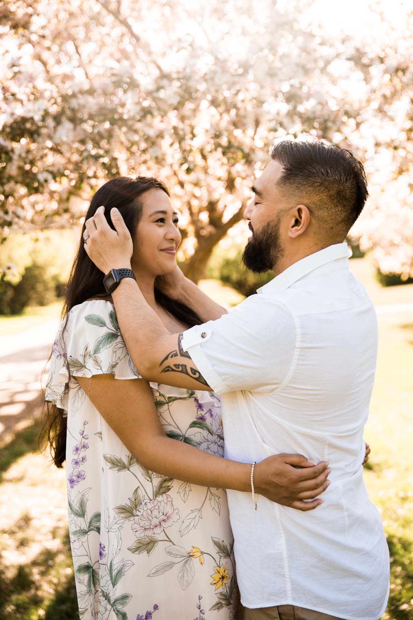 Calgary family maternity and newborn photographer, maternity photo at Baker Park