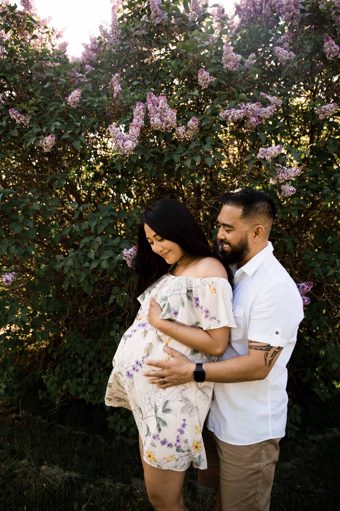 Calgary family maternity and newborn photographer, maternity photo at Baker Park