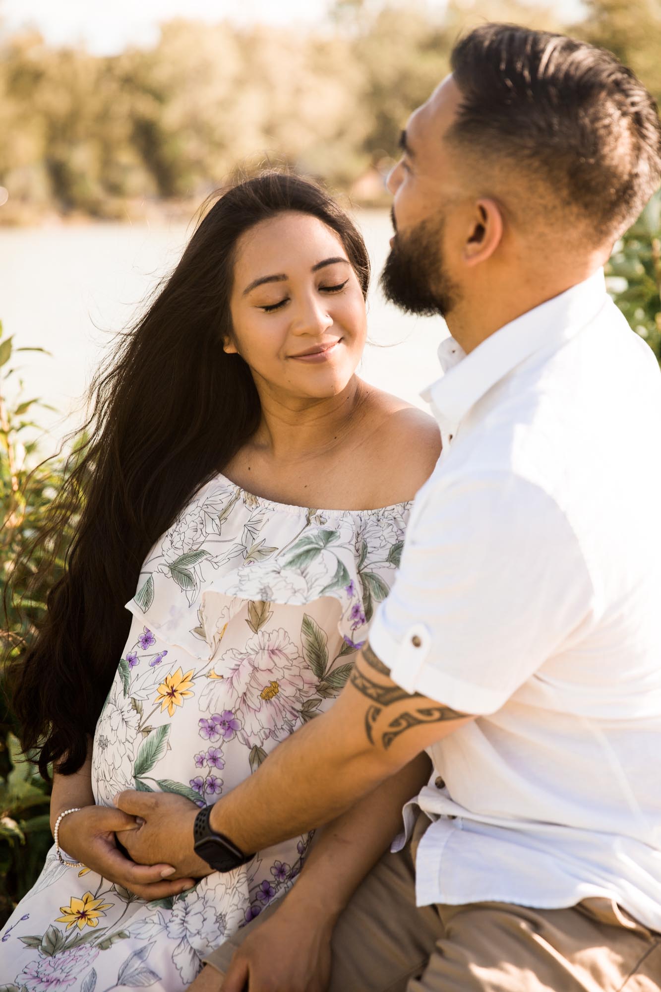Calgary family maternity and newborn photographer, maternity photo at Baker Park