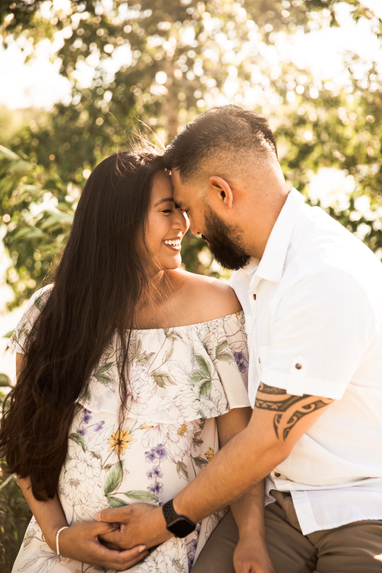 Calgary family maternity and newborn photographer, maternity photo at Baker Park