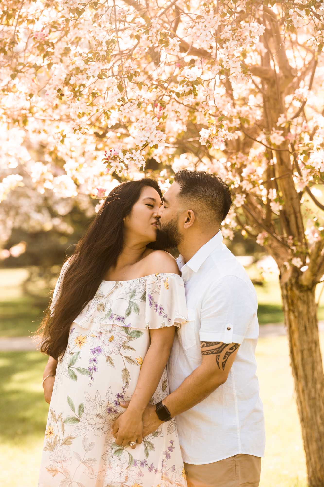 Calgary family maternity and newborn photographer, maternity photo at Baker Park
