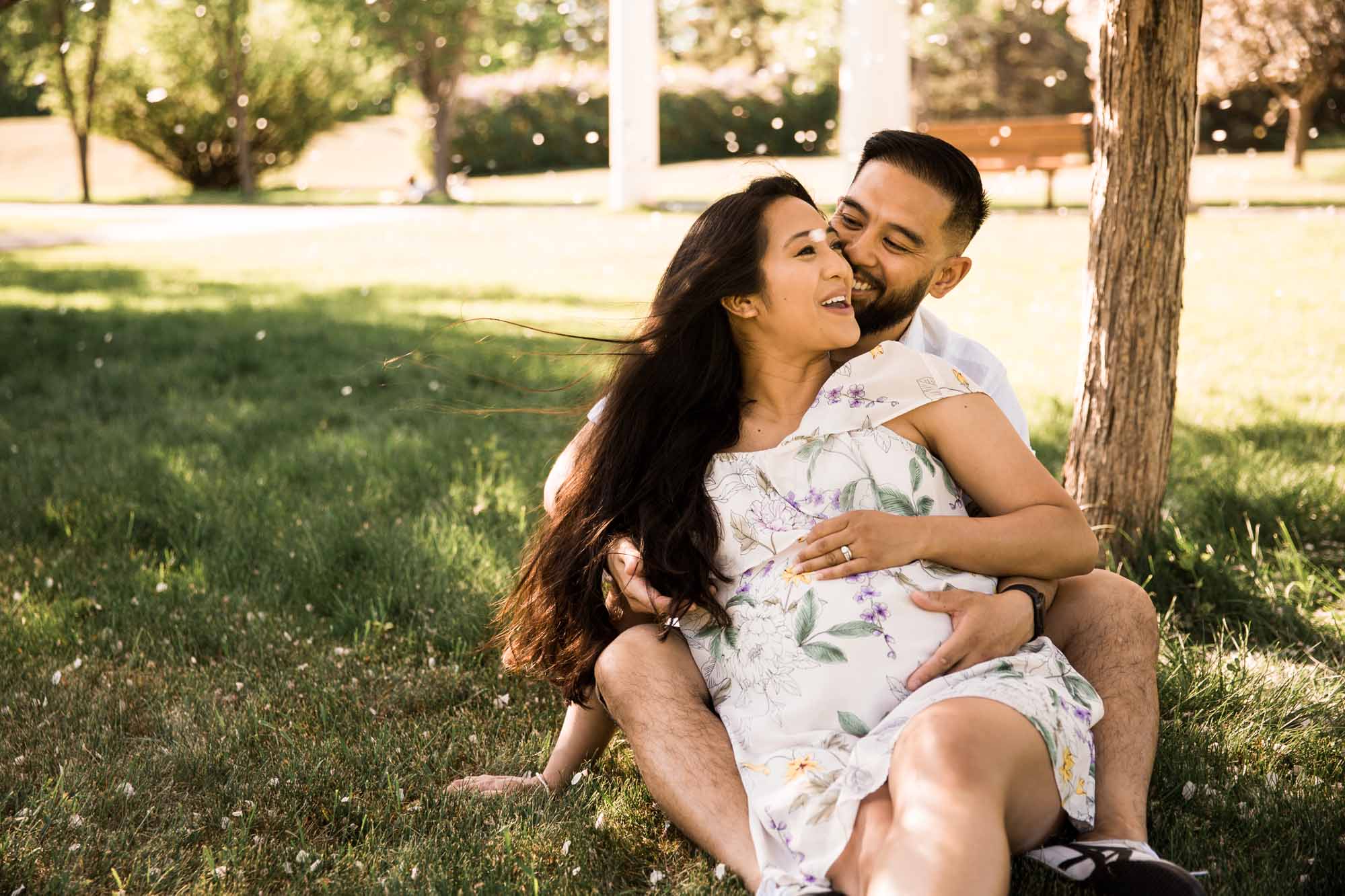 Calgary family maternity and newborn photographer, maternity photo at Baker Park