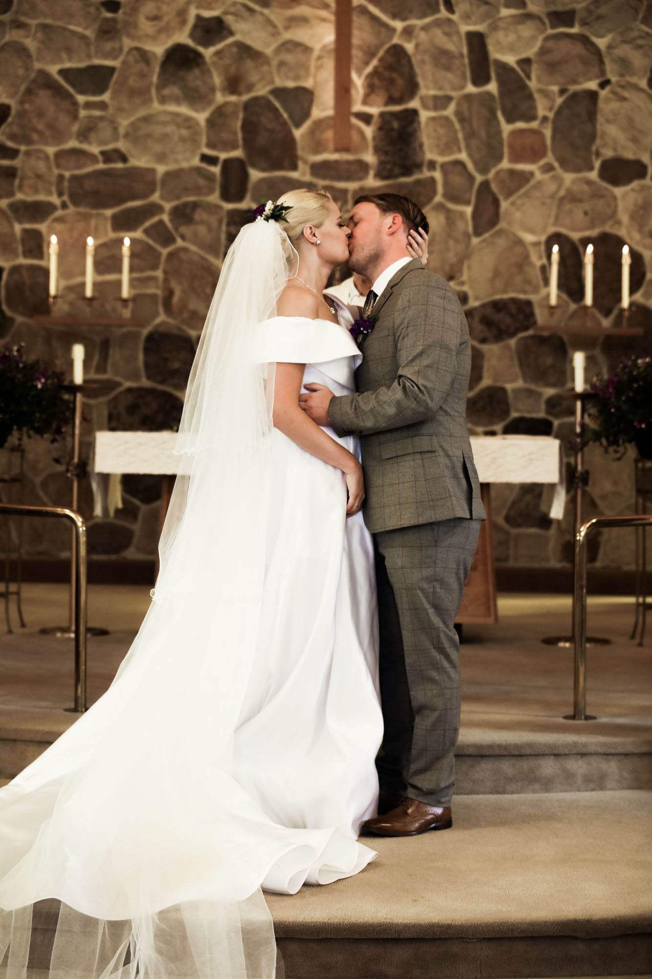 Calgary wedding photographer, photos at the church ceremony