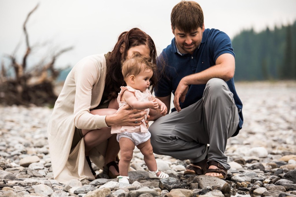 Calgary family photographer, mountain photos, family by the water in the Kananaskis