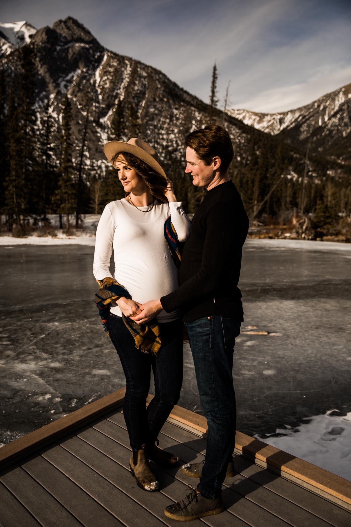 Calgary maternity and newborn photographer, photo of a beautiful pregnant mom in the mountains in Kananaskis Country