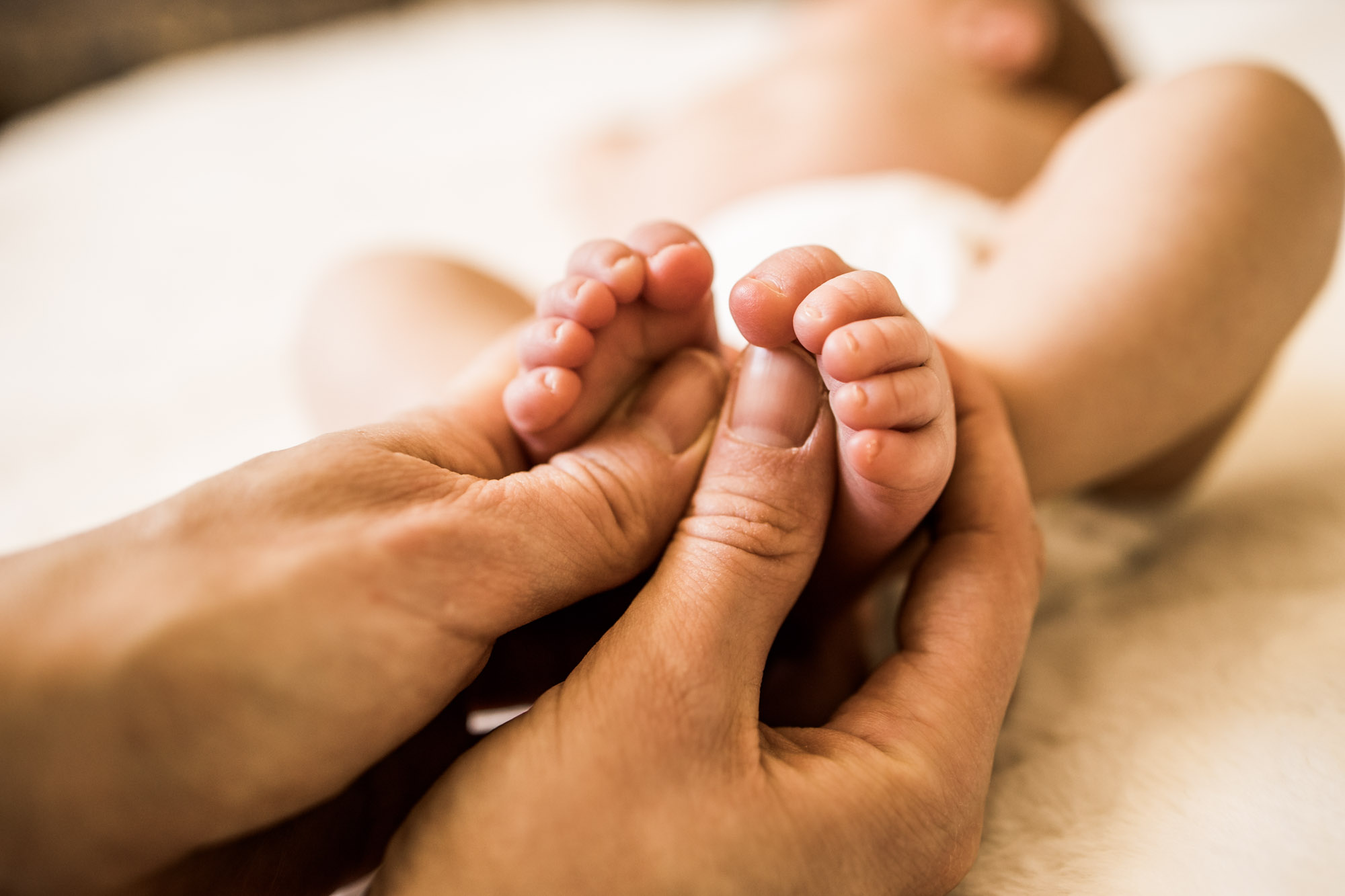 Calgary family photographer, in-home lifestyle newborn photography, baby with mom and dad