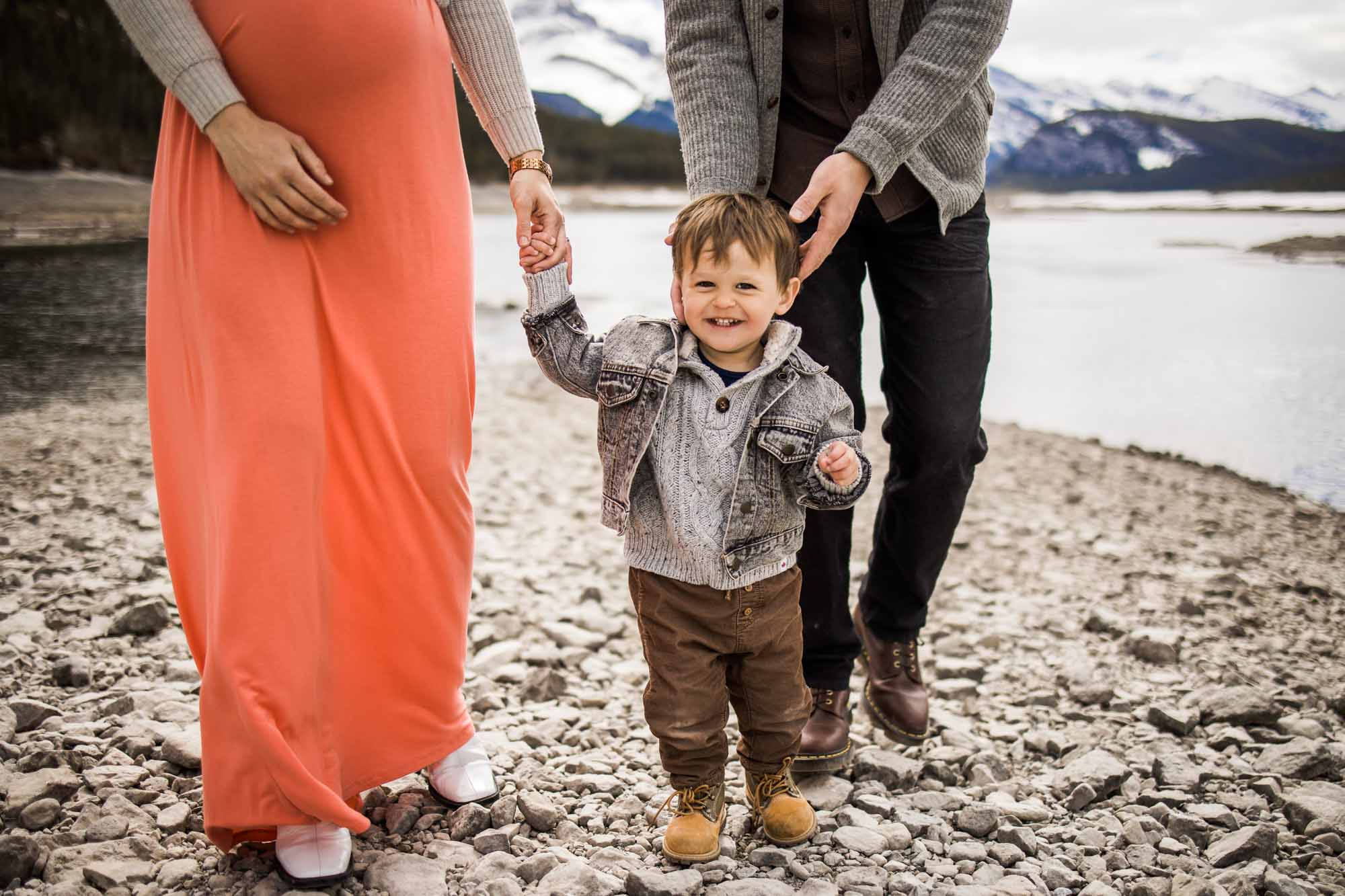 Calgary lifestyle maternity and newborn photographer, maternity photos in the mountains, a family in Kananaskis Country