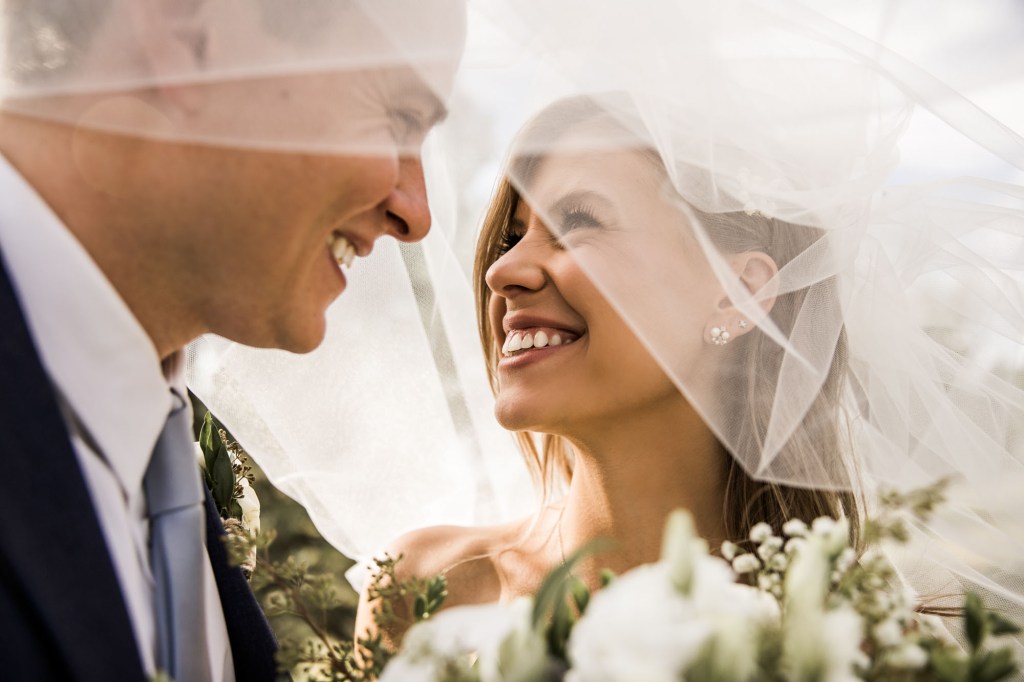 Calgary wedding photographer, summer restaurant wedding by the beach at the Lake House on Lake Bonavista