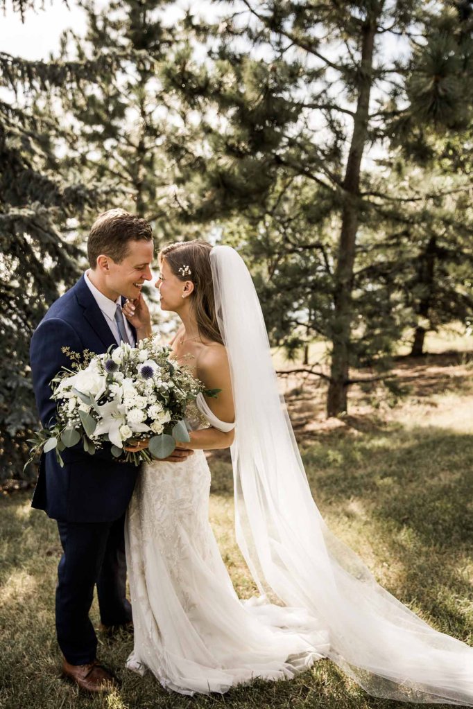 Calgary wedding photographer, summer restaurant wedding by the beach at the Lake House on Lake Bonavista