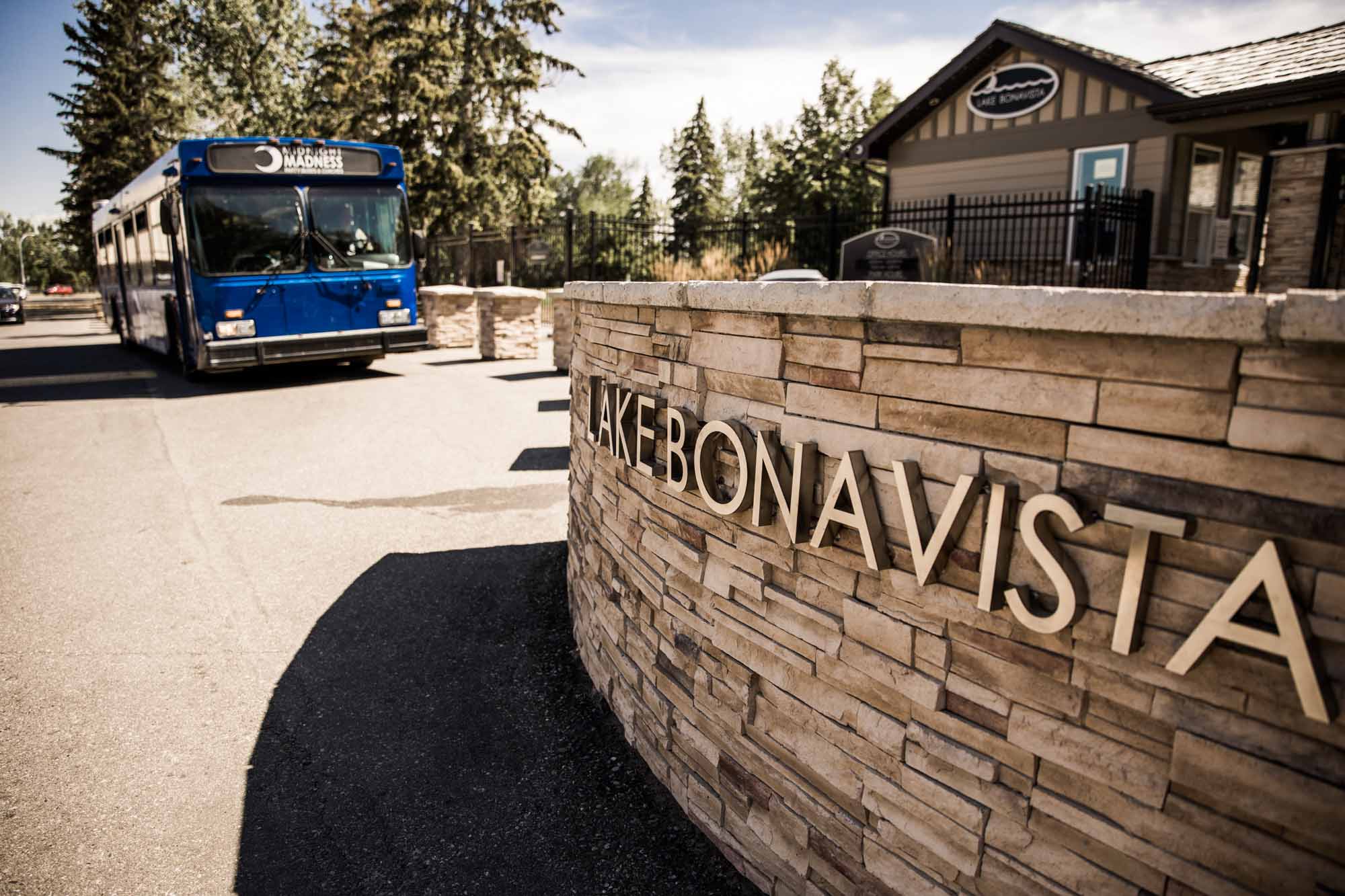 Calgary wedding photographer, summer restaurant wedding by the beach at the Lake House on Lake Bonavista