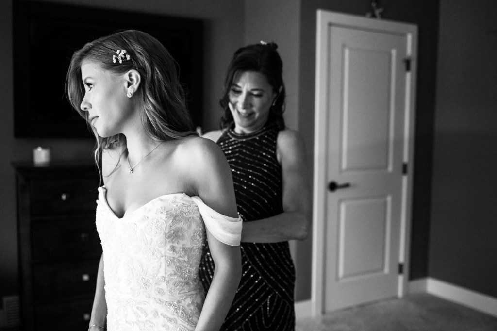 Calgary wedding photographer, summer restaurant wedding by the beach at the Lake House on Lake Bonavista