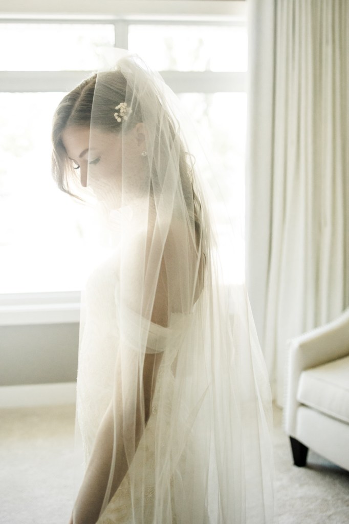 Calgary wedding photographer, summer restaurant wedding by the beach at the Lake House on Lake Bonavista