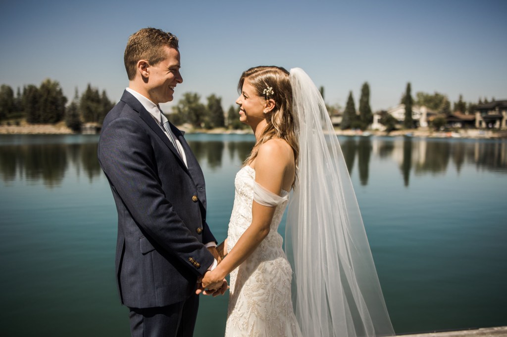 Calgary wedding photographer, summer restaurant wedding by the beach at the Lake House on Lake Bonavista