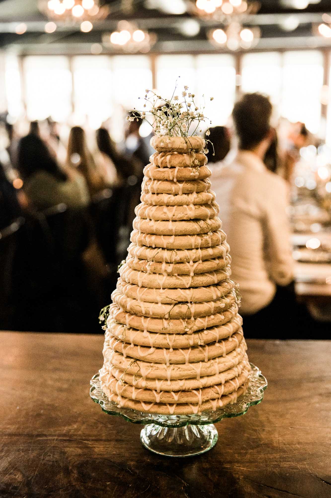 Calgary wedding photographer, summer restaurant wedding by the beach at the Lake House on Lake Bonavista