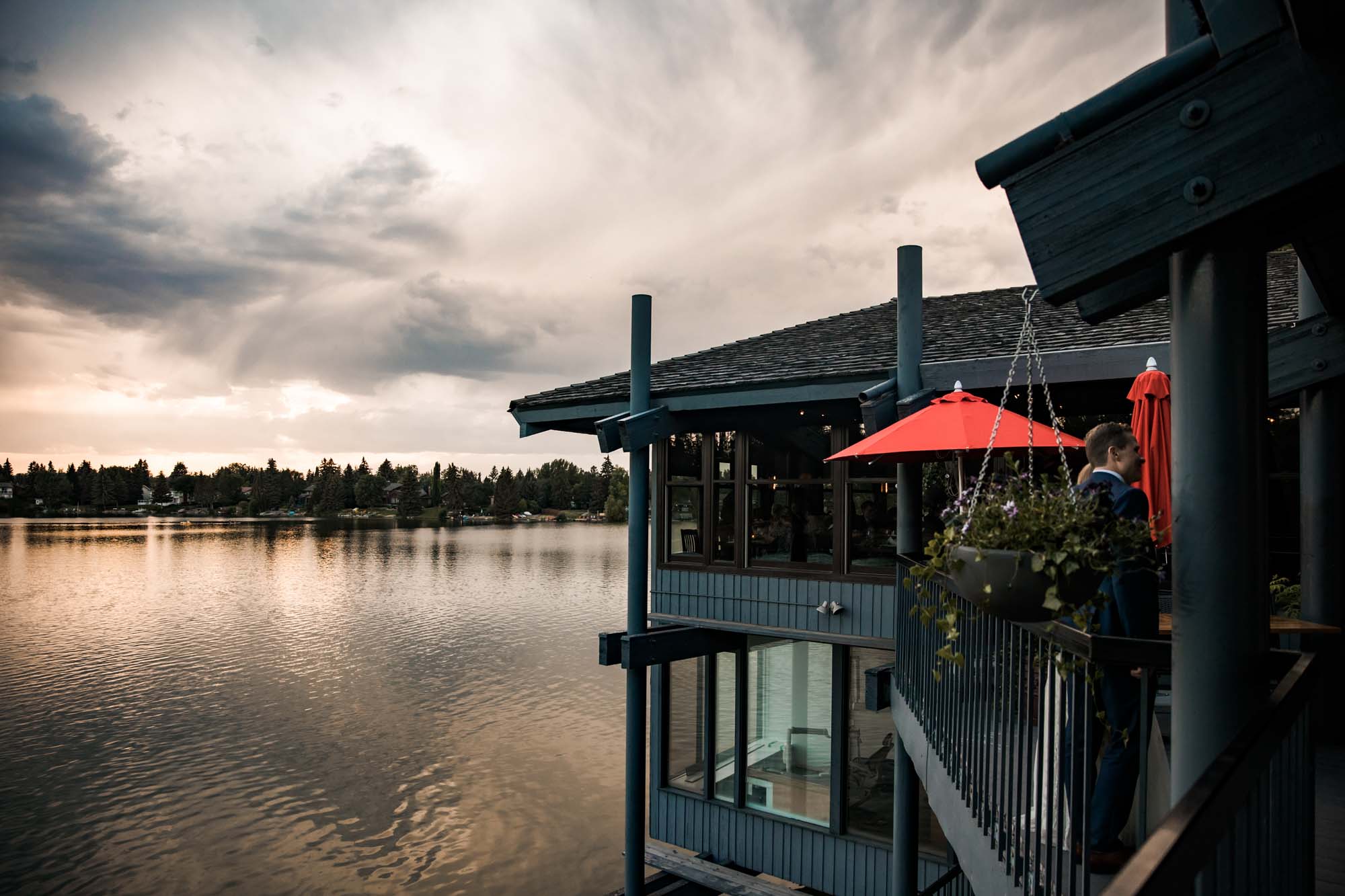 Calgary wedding photographer, summer restaurant wedding by the beach at the Lake House on Lake Bonavista