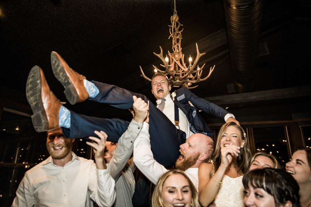 Calgary wedding photographer, summer restaurant wedding by the beach at the Lake House on Lake Bonavista