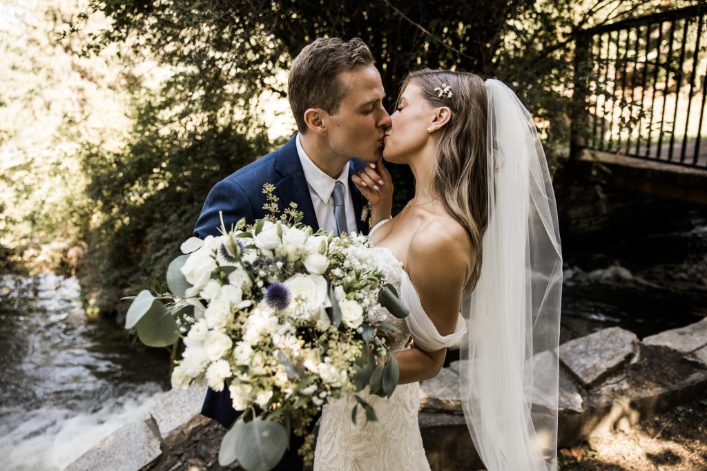 Calgary wedding photographer, summer restaurant wedding by the beach at the Lake House on Lake Bonavista