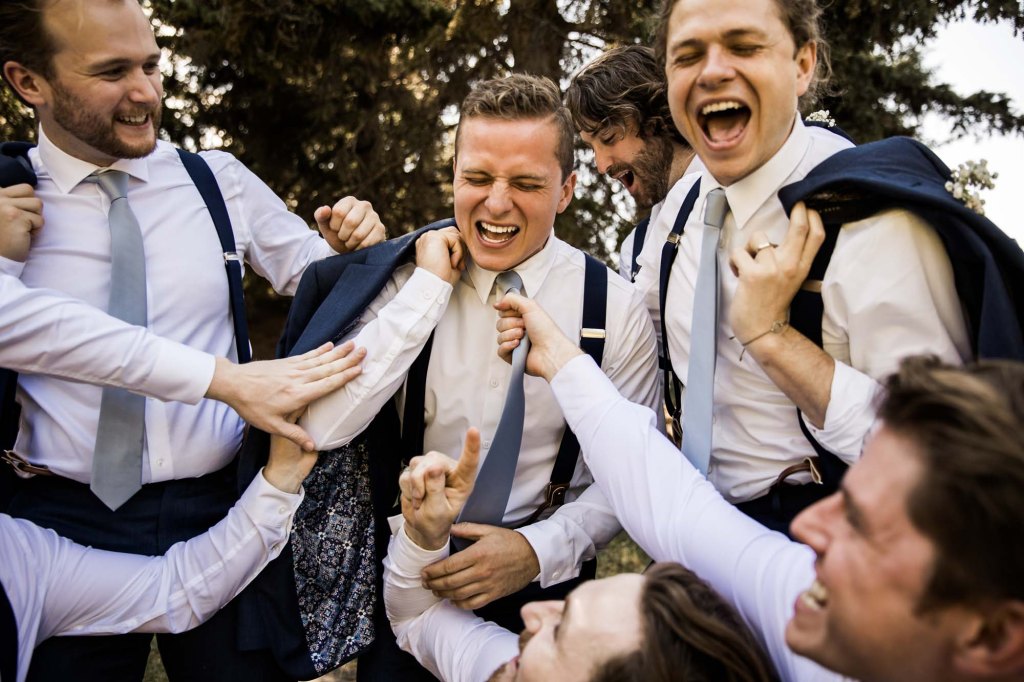Calgary wedding photographer, summer restaurant wedding by the beach at the Lake House on Lake Bonavista