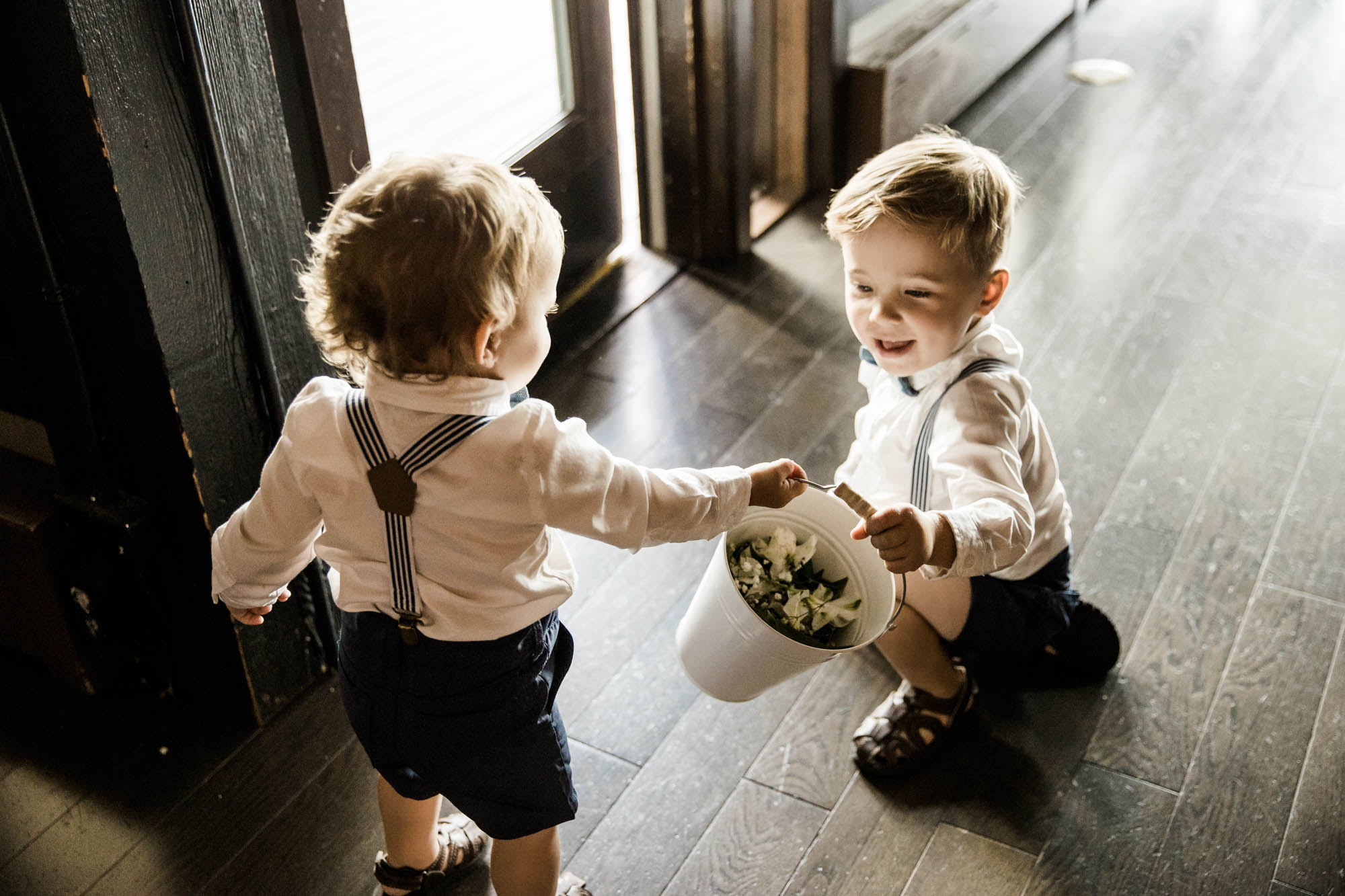 Calgary wedding photographer, summer restaurant wedding by the beach at the Lake House on Lake Bonavista