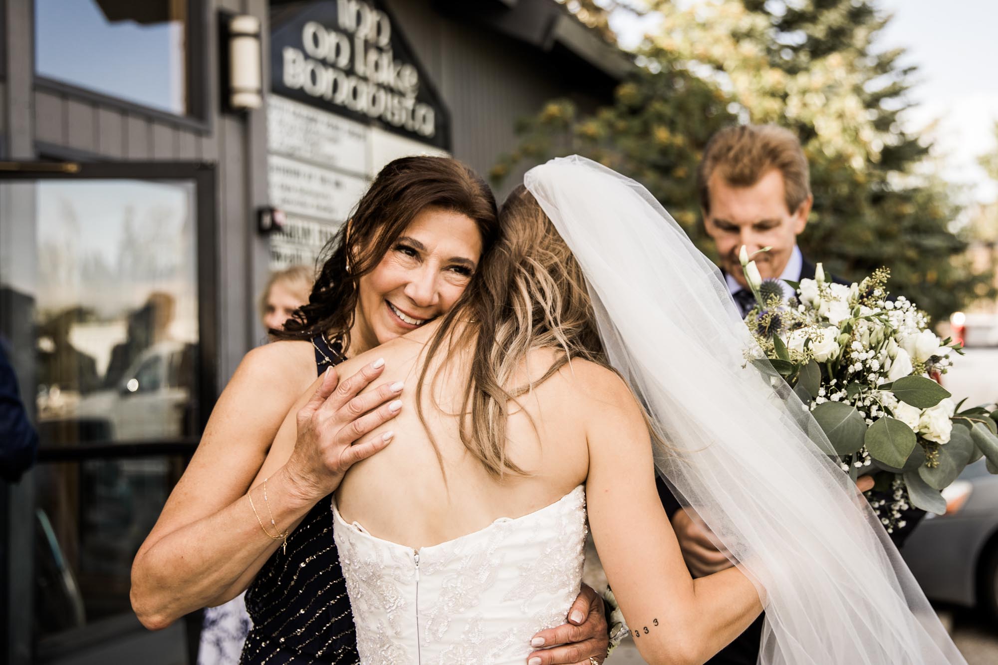 Calgary wedding photographer, summer restaurant wedding by the beach at the Lake House on Lake Bonavista