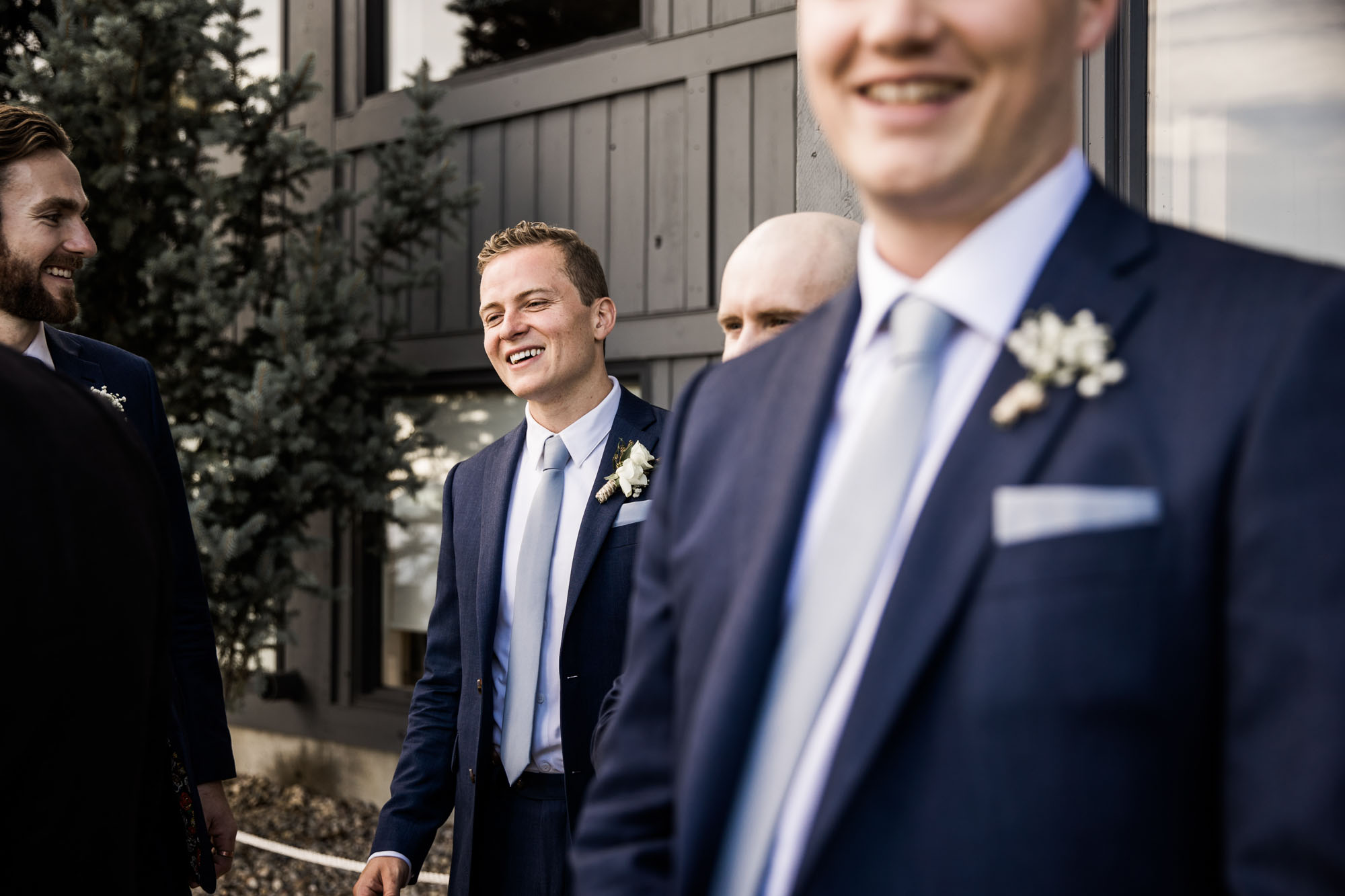 Calgary wedding photographer, summer restaurant wedding by the beach at the Lake House on Lake Bonavista