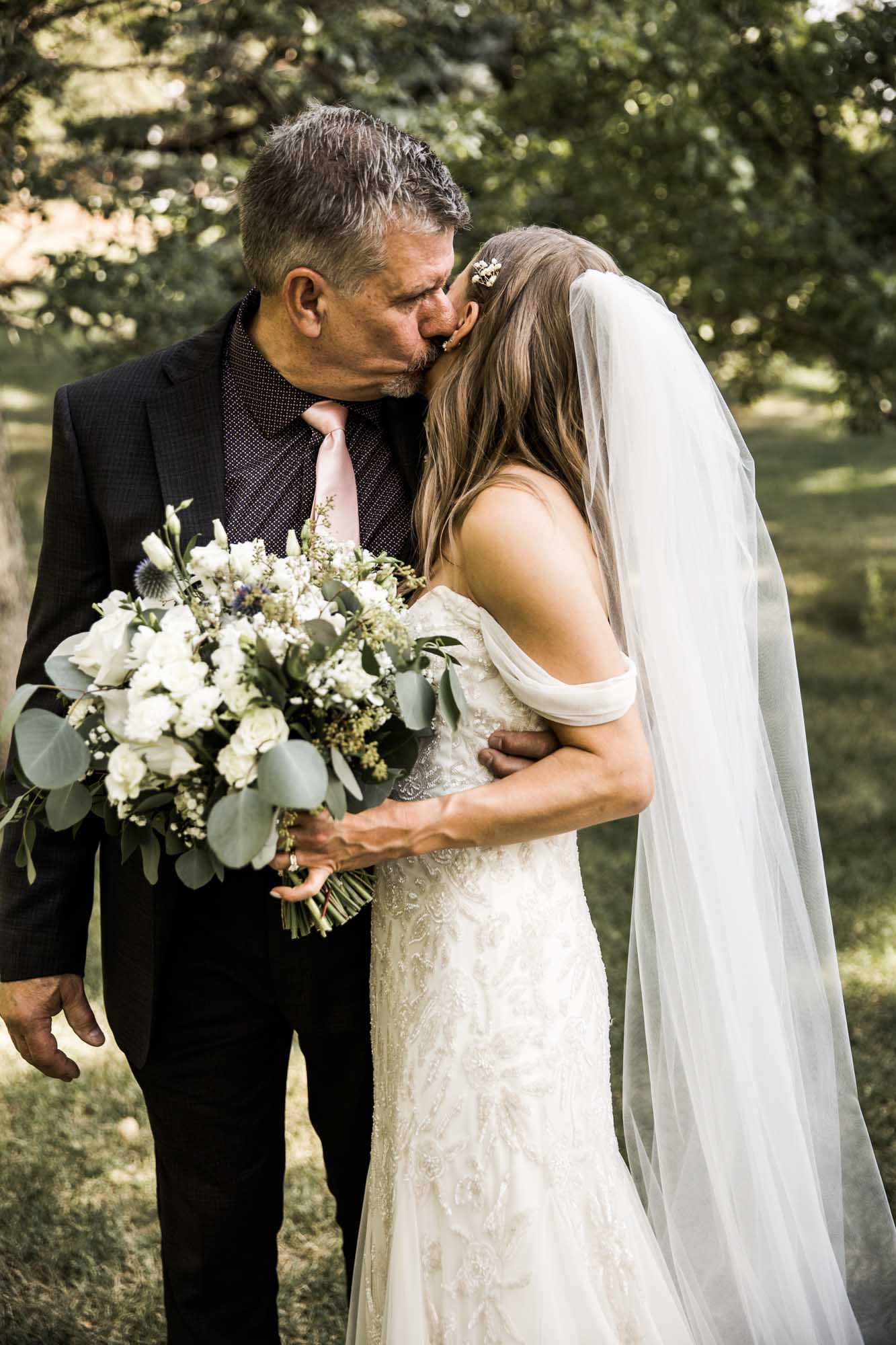 Calgary wedding photographer, summer restaurant wedding by the beach at the Lake House on Lake Bonavista