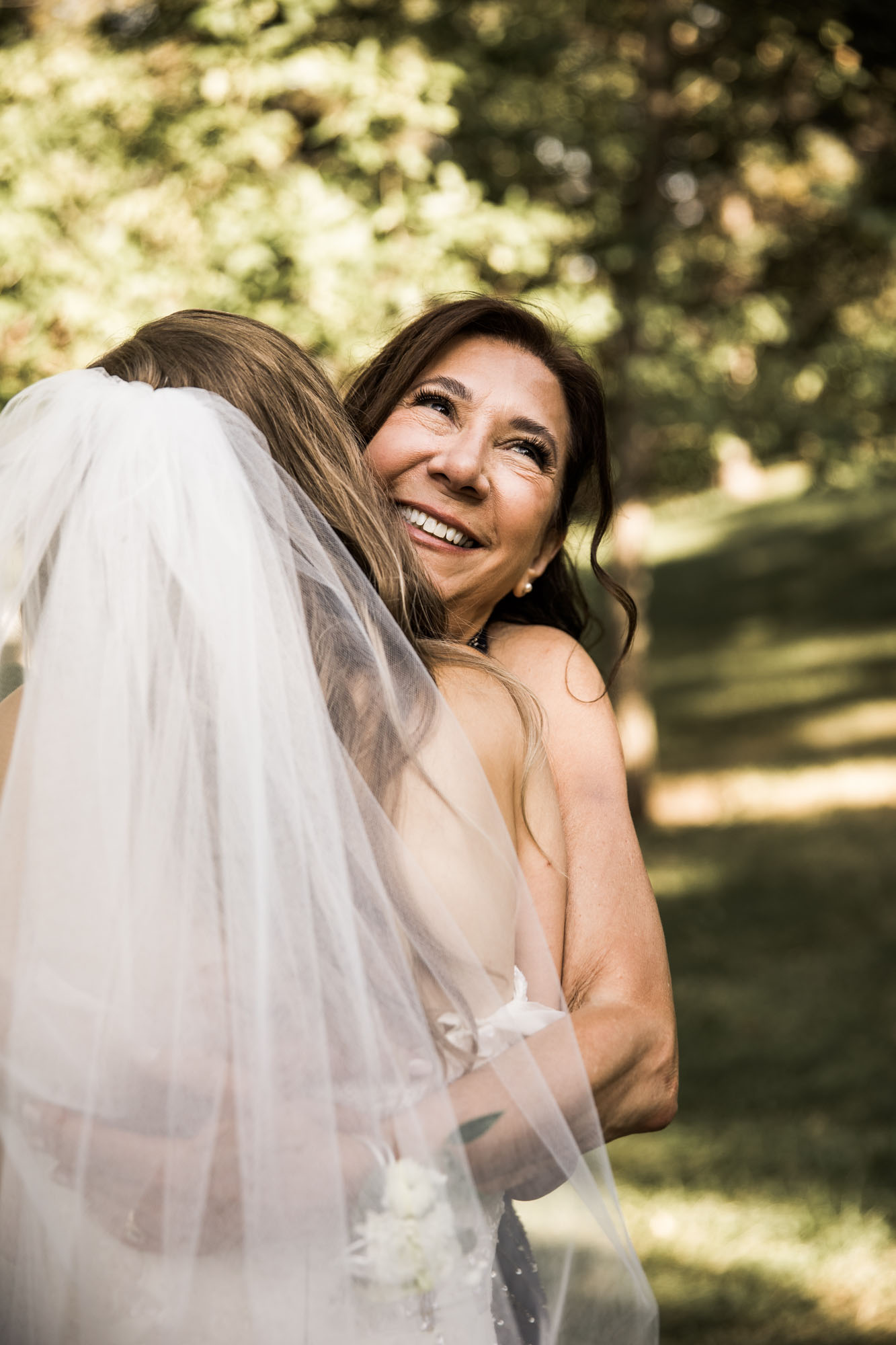 Calgary wedding photographer, summer restaurant wedding by the beach at the Lake House on Lake Bonavista