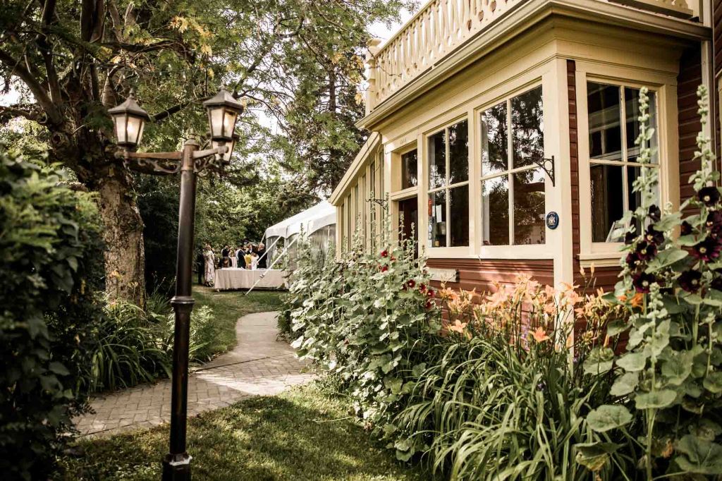 Calgary Wedding Photographer, photos of a wedding at Rouge Restaurant in Inglewood