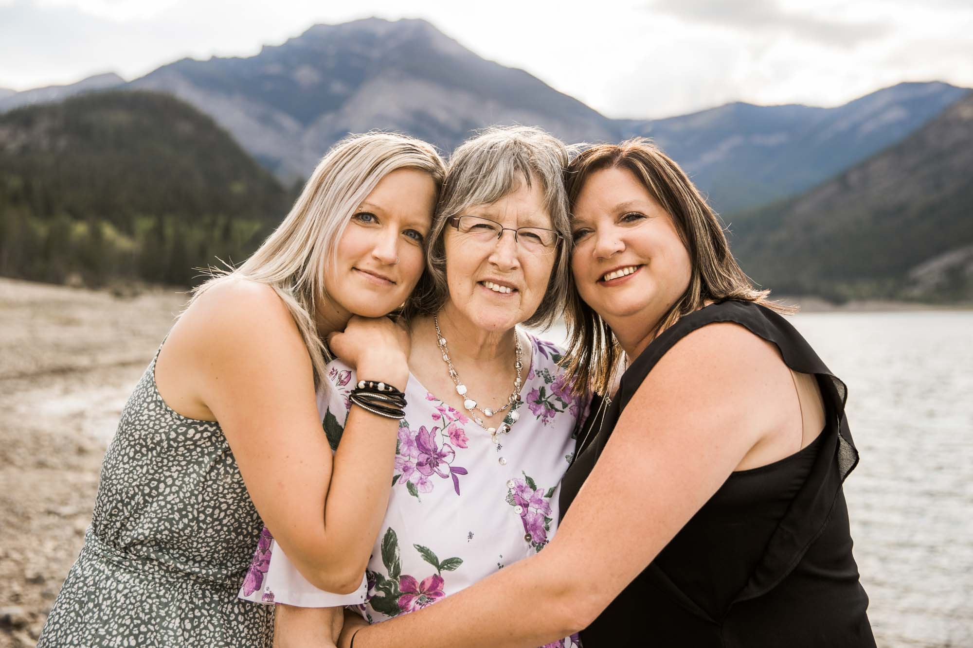 Calgary and Banff family photographer, extended family on the beach in the mountains in Kananaskis Country