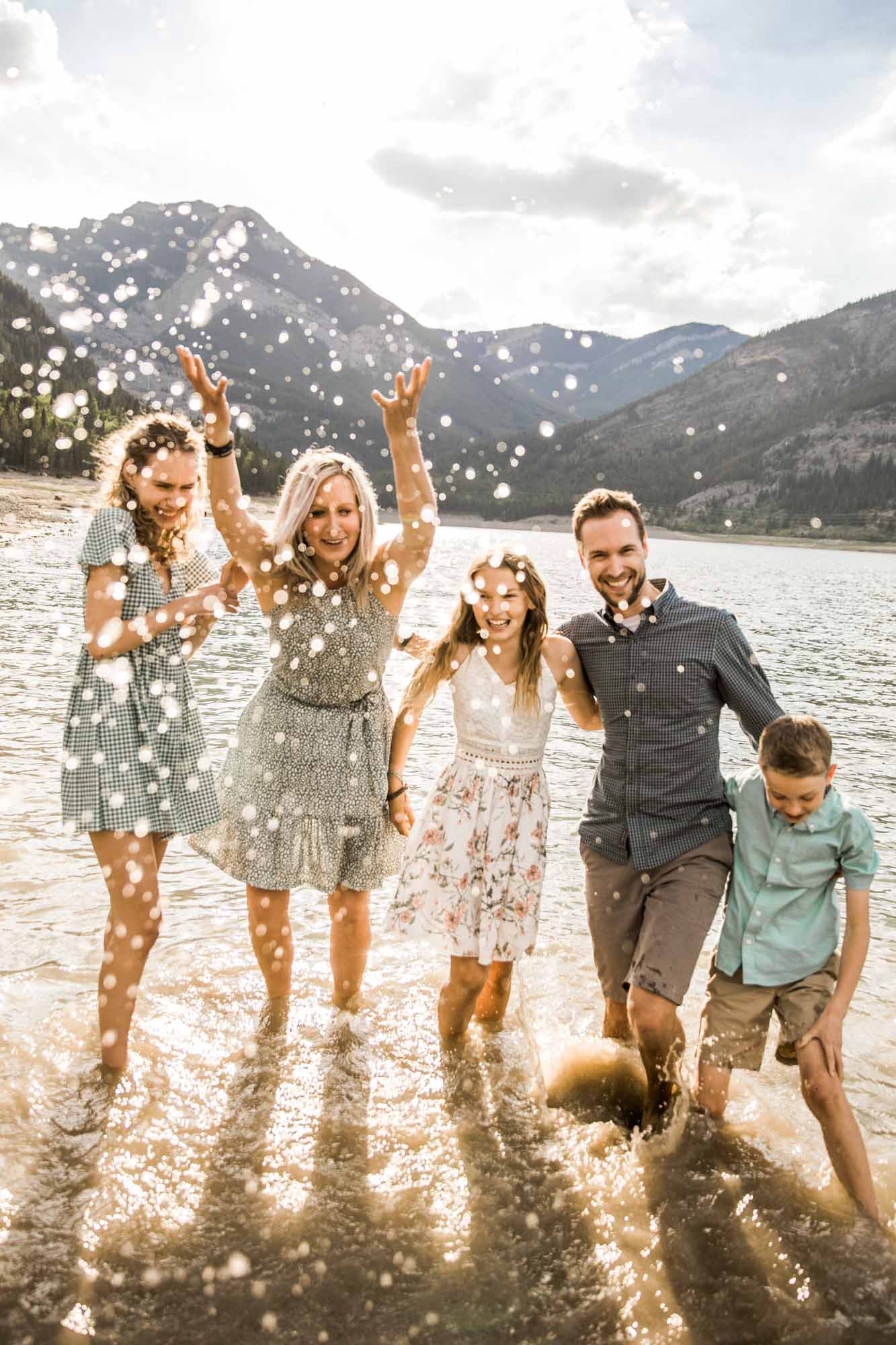 Calgary and Banff family photographer, extended family on the beach in the mountains in Kananaskis Country