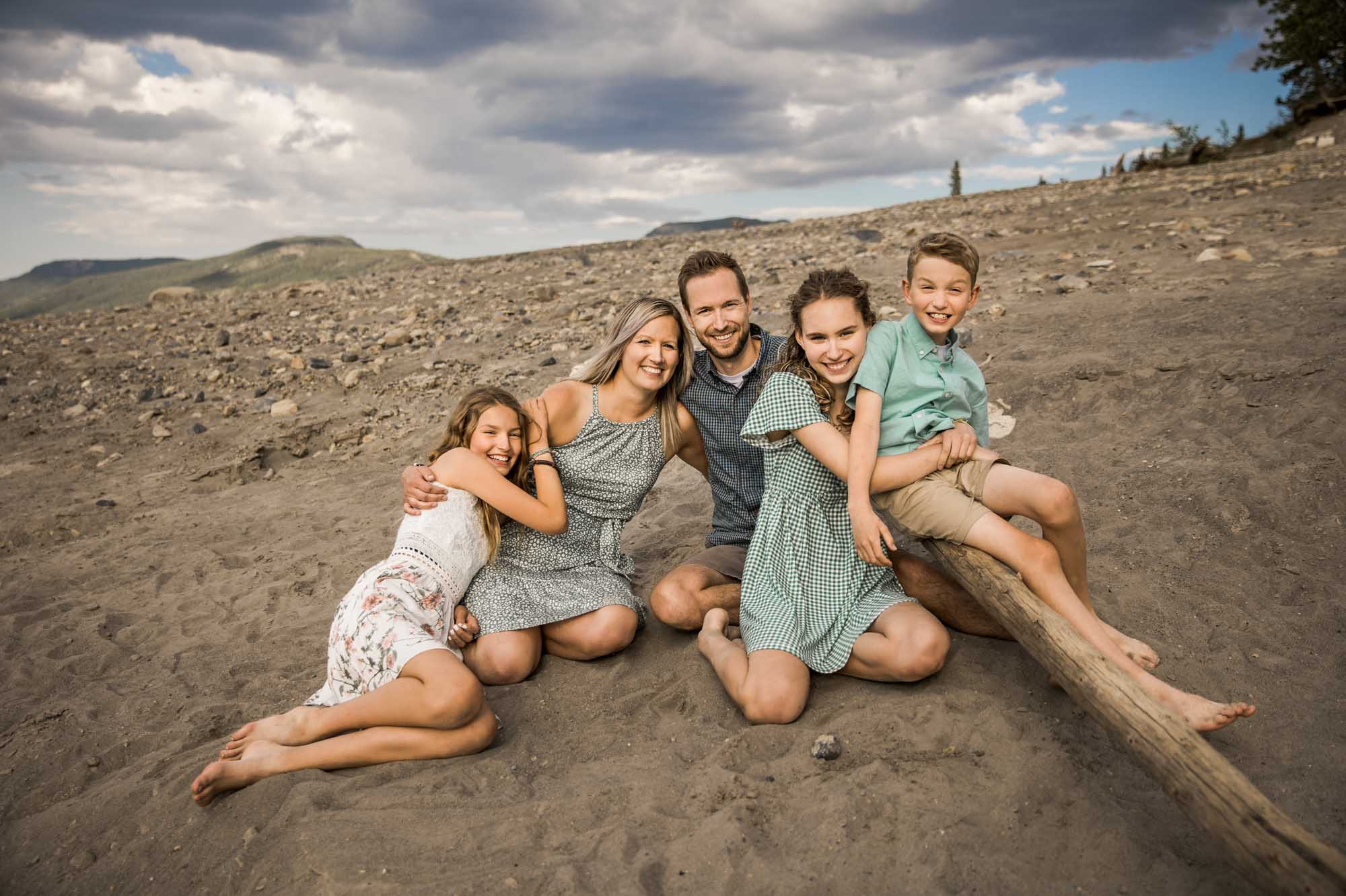 Calgary and Banff family photographer, extended family on the beach in the mountains in Kananaskis Country