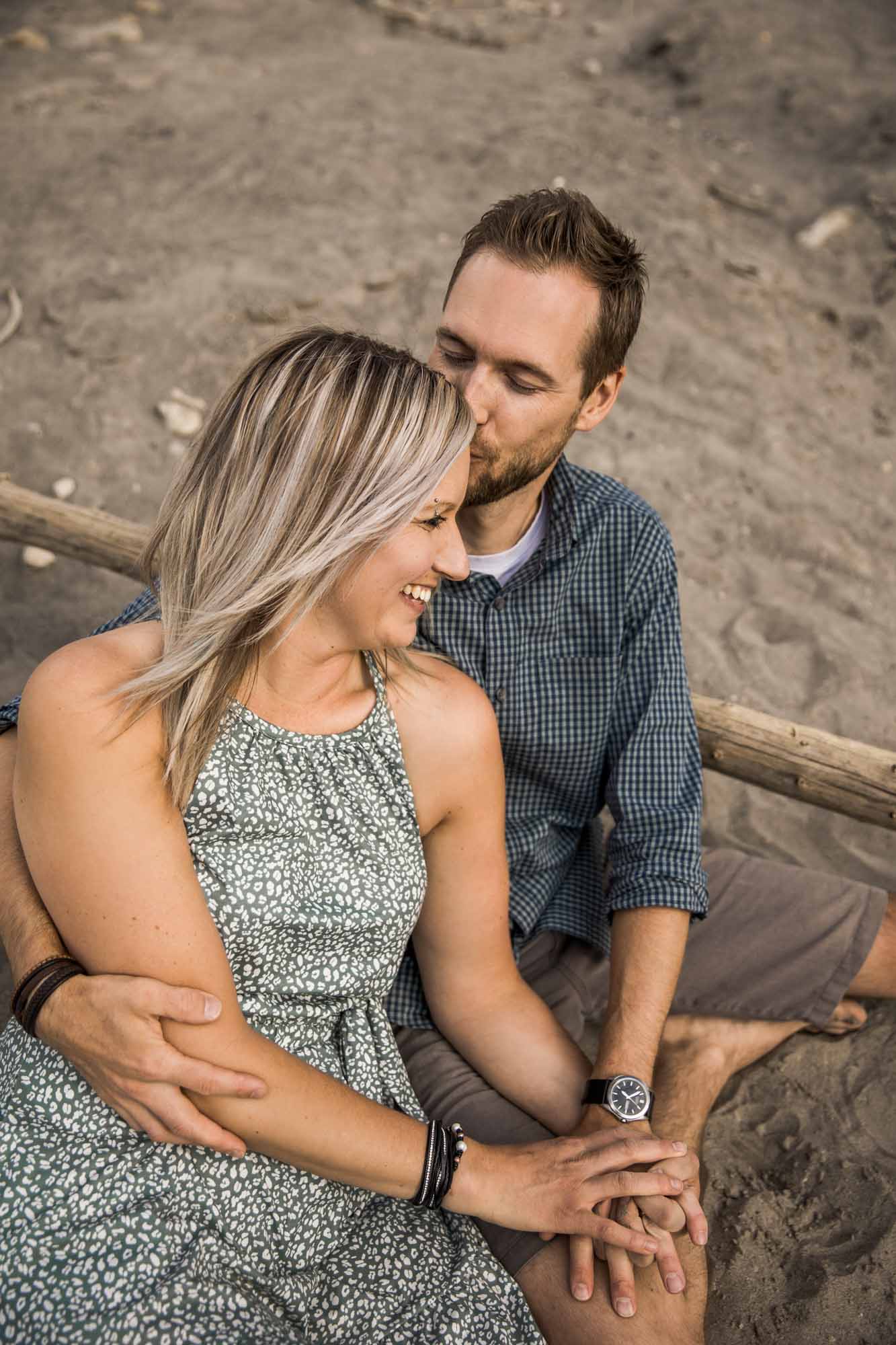 Calgary and Banff family photographer, extended family on the beach in the mountains in Kananaskis Country