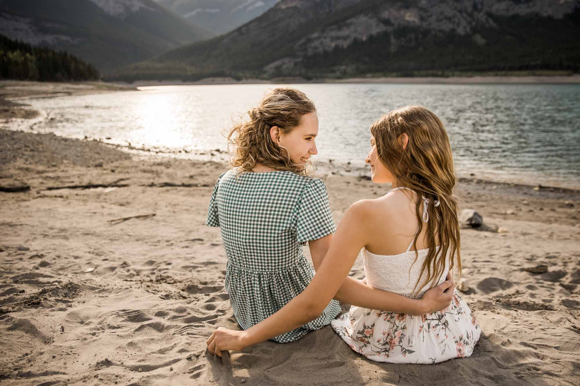 Calgary and Banff family photographer, extended family on the beach in the mountains in Kananaskis Country