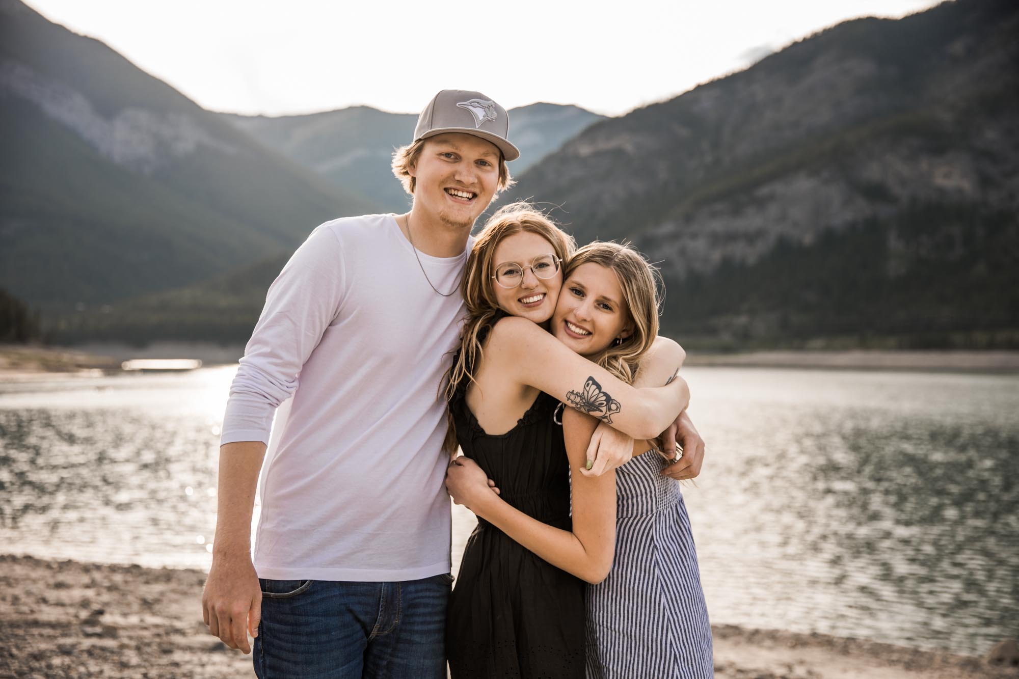 Calgary and Banff family photographer, extended family on the beach in the mountains in Kananaskis Country