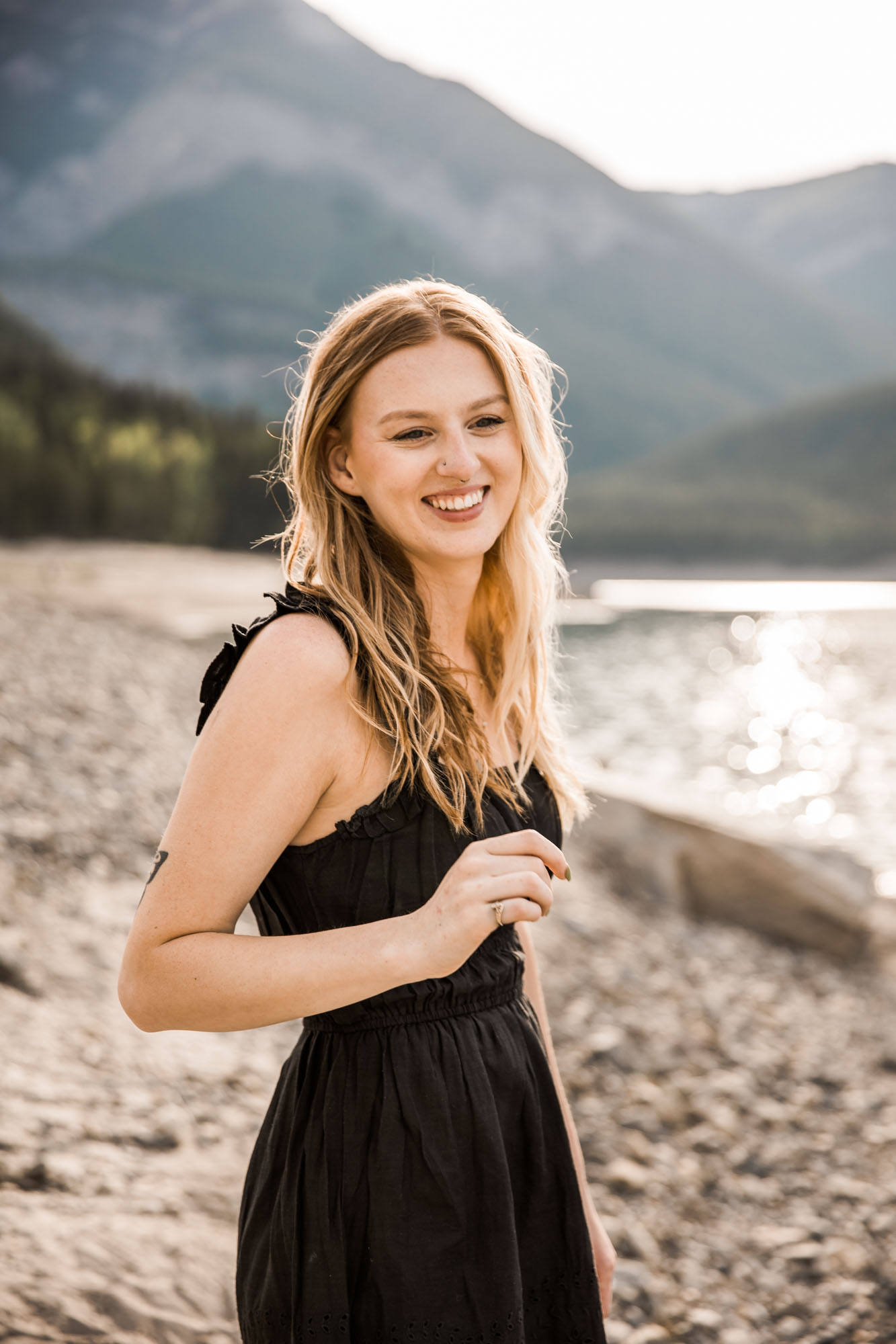 Calgary and Banff family photographer, extended family on the beach in the mountains in Kananaskis Country