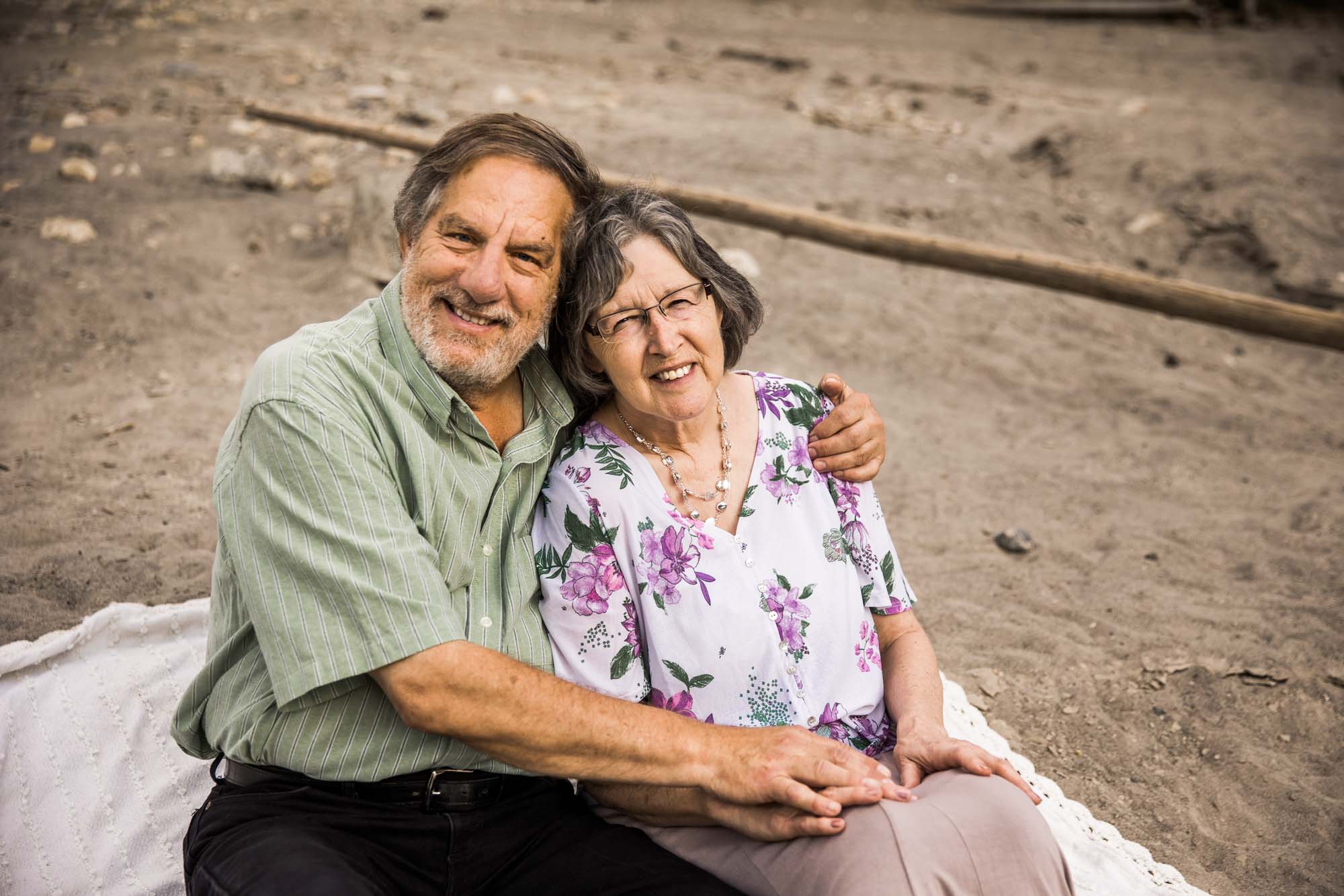 Calgary and Banff family photographer, extended family on the beach in the mountains in Kananaskis Country