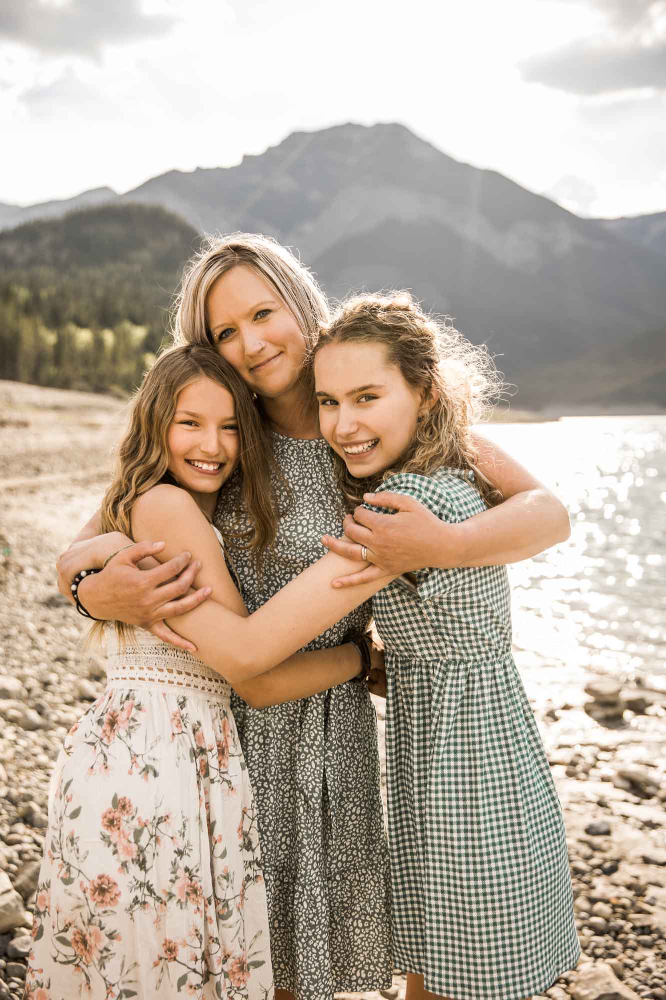 Calgary and Banff family photographer, extended family on the beach in the mountains in Kananaskis Country