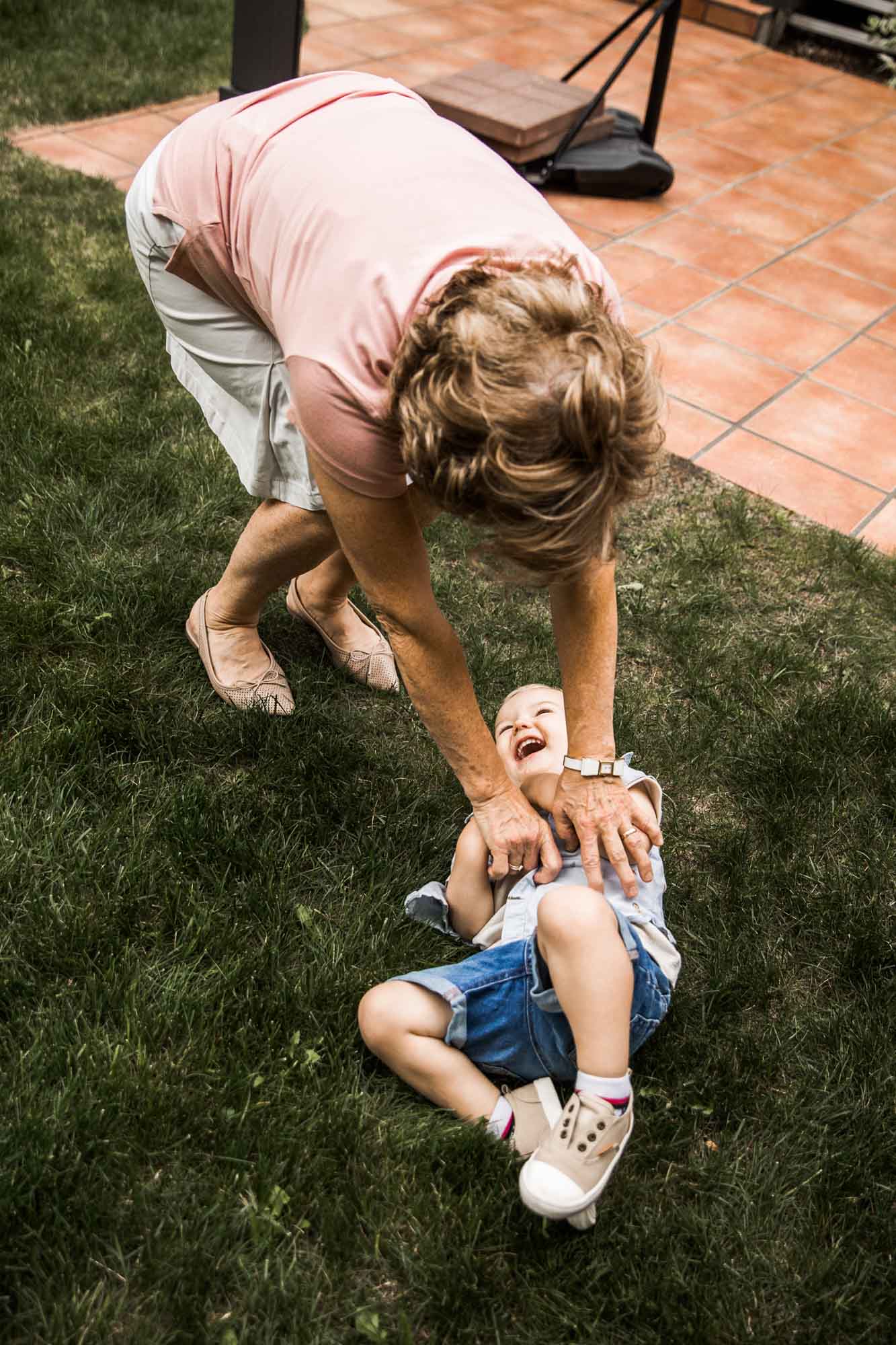 Calgary, Banff, Kananaskis lifestyle family photographer, extended family posing during their extended family photoshoot in Calgary