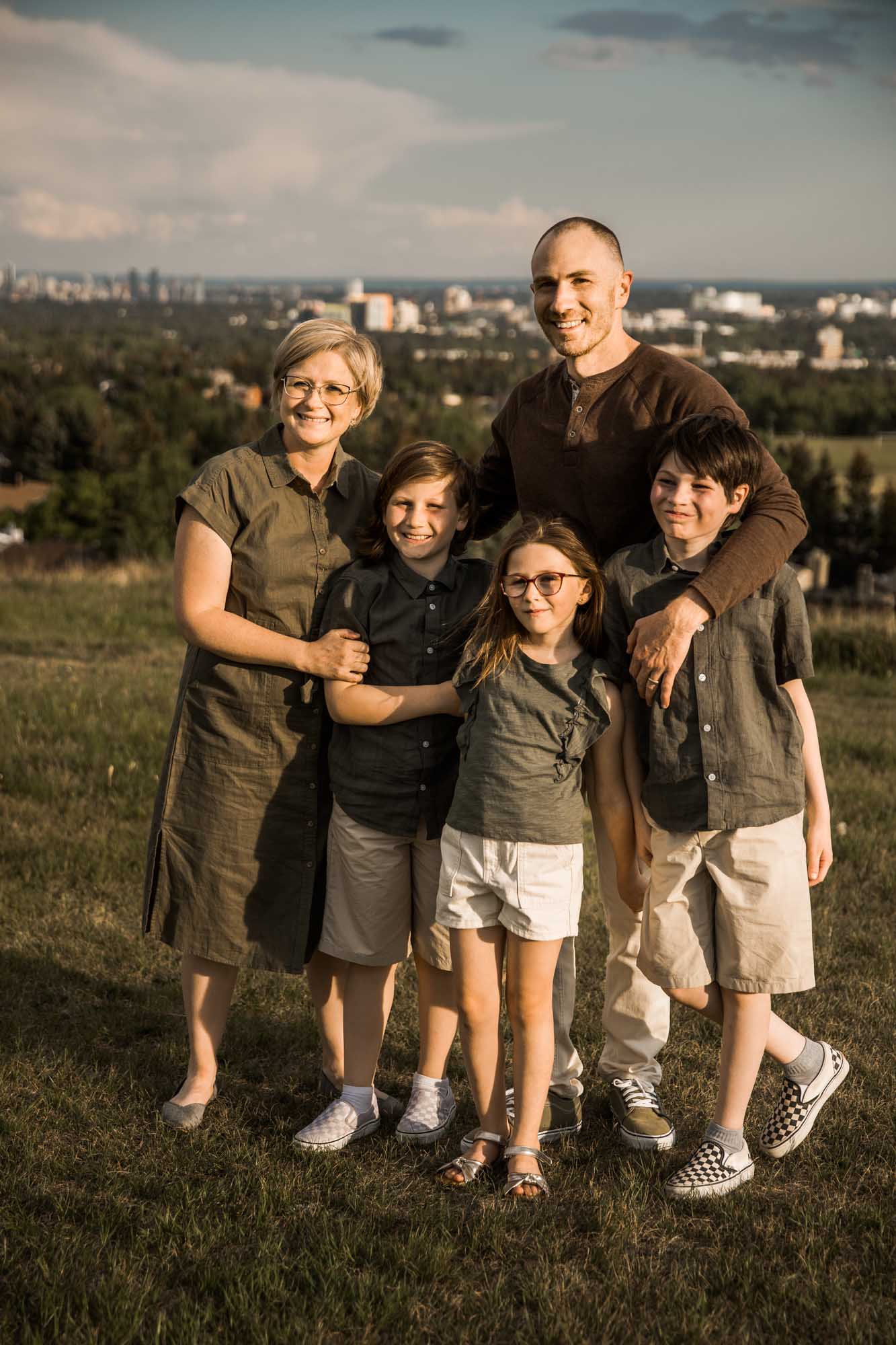 Calgary, Banff, Kananaskis lifestyle family photographer, extended family posing during their extended family photoshoot in Calgary