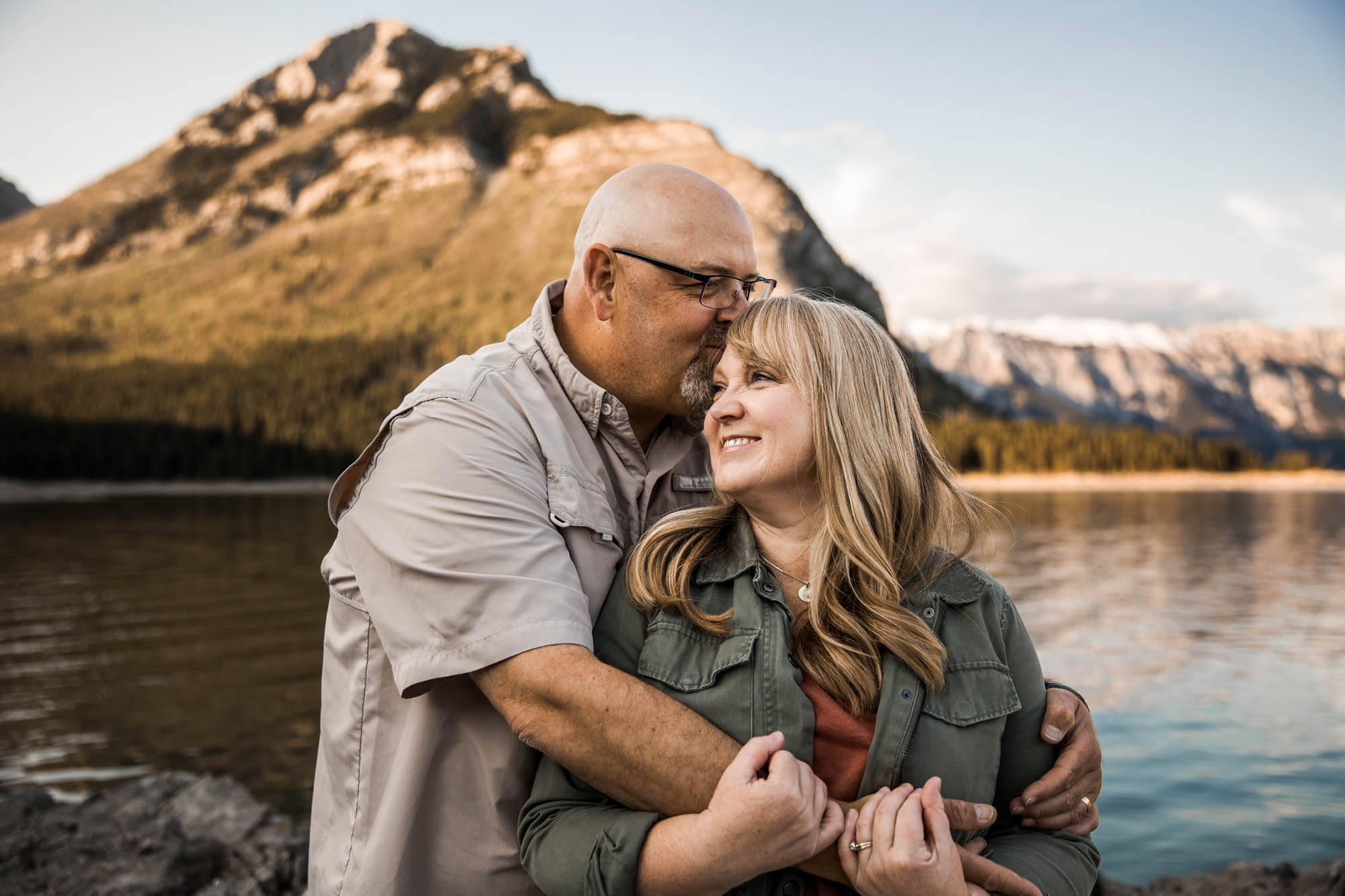 Calgary, Banff, Kananaskis Country lifestyle family photographer, family with older kids posing in the mountains for their photos during their vacation in Banff