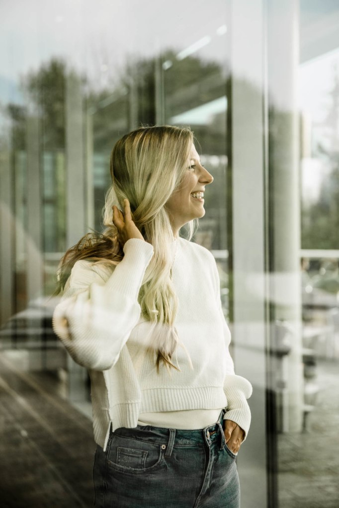 Calgary, Banff, Kananaskis Country personal branding photographer, headshots and brand photos for Fabienne Hansen, side hustle coach, during her solo trip to the Canadian Rockies in the moutains around Banff, Alberta, Canada