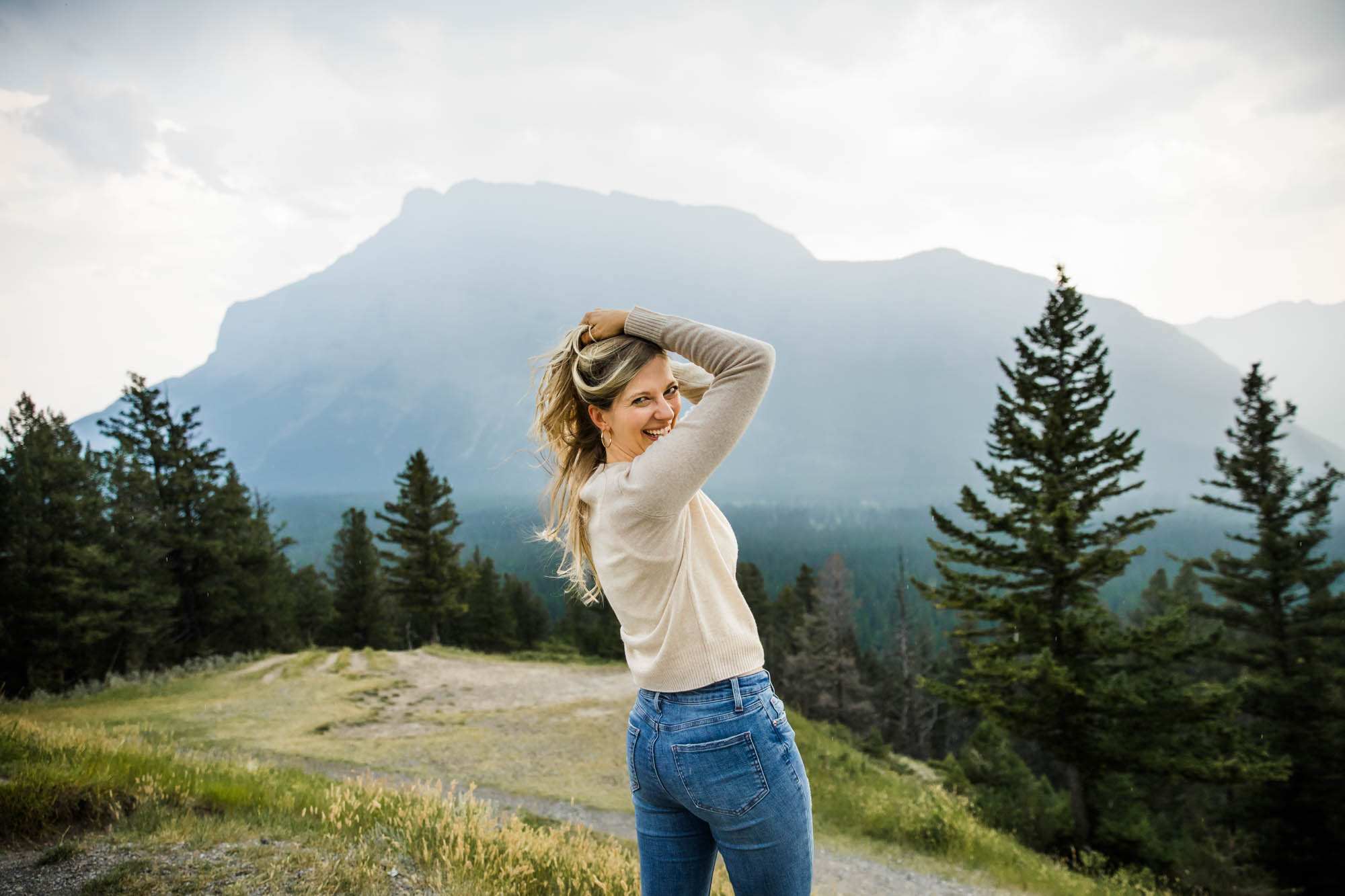 Calgary, Banff, Kananaskis Country personal branding photographer, headshots and brand photos for Fabienne Hansen, side hustle coach, during her solo trip to the Canadian Rockies in the moutains around Banff, Alberta, Canada