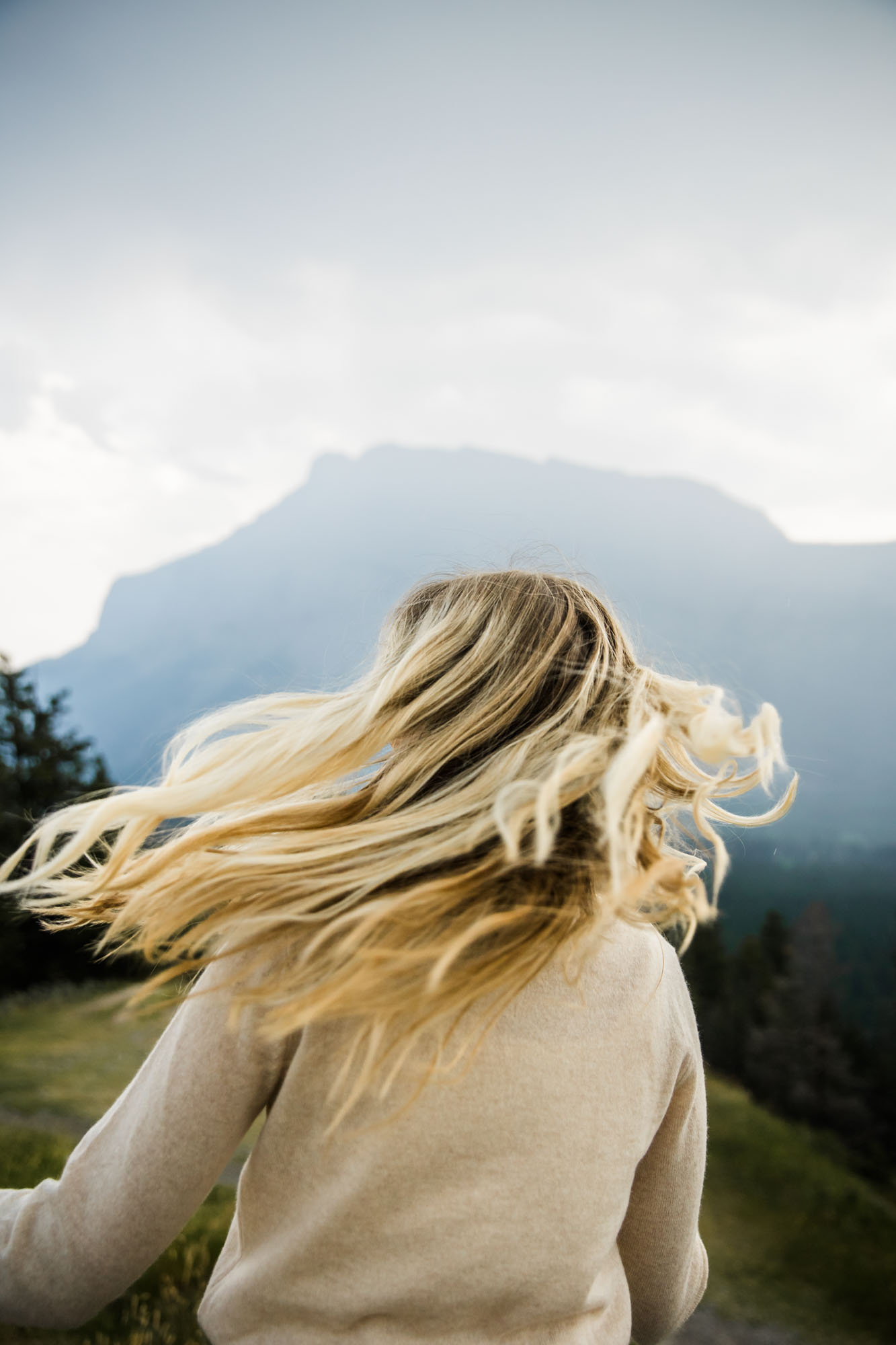 Calgary, Banff, Kananaskis Country personal branding photographer, headshots and brand photos for Fabienne Hansen, side hustle coach, during her solo trip to the Canadian Rockies in the moutains around Banff, Alberta, Canada