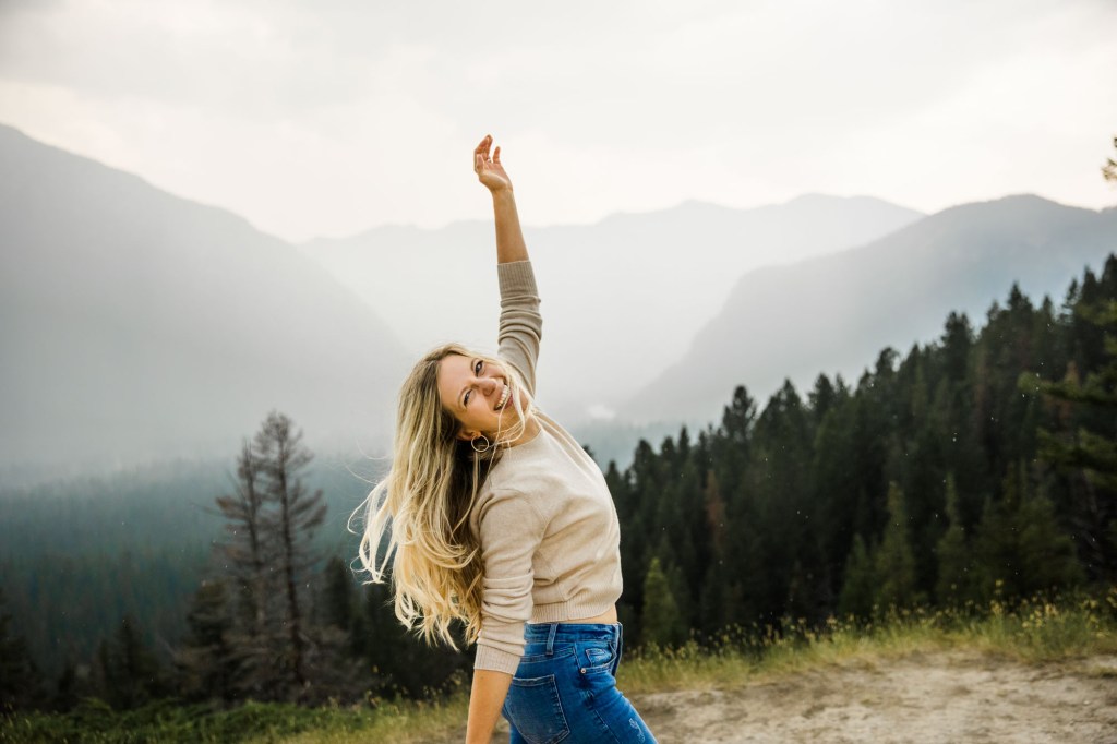 Calgary, Banff, Kananaskis Country personal branding photographer, headshots and brand photos for Fabienne Hansen, side hustle coach, during her solo trip to the Canadian Rockies in the moutains around Banff, Alberta, Canada
