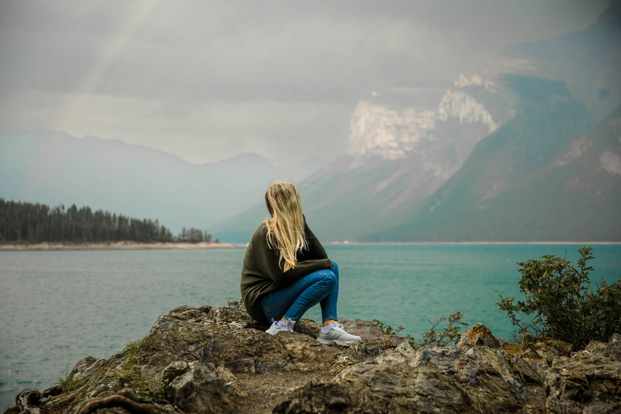 Calgary, Banff, Kananaskis Country personal branding photographer, headshots and brand photos for Fabienne Hansen, side hustle coach, during her solo trip to the Canadian Rockies in the moutains around Banff, Alberta, Canada