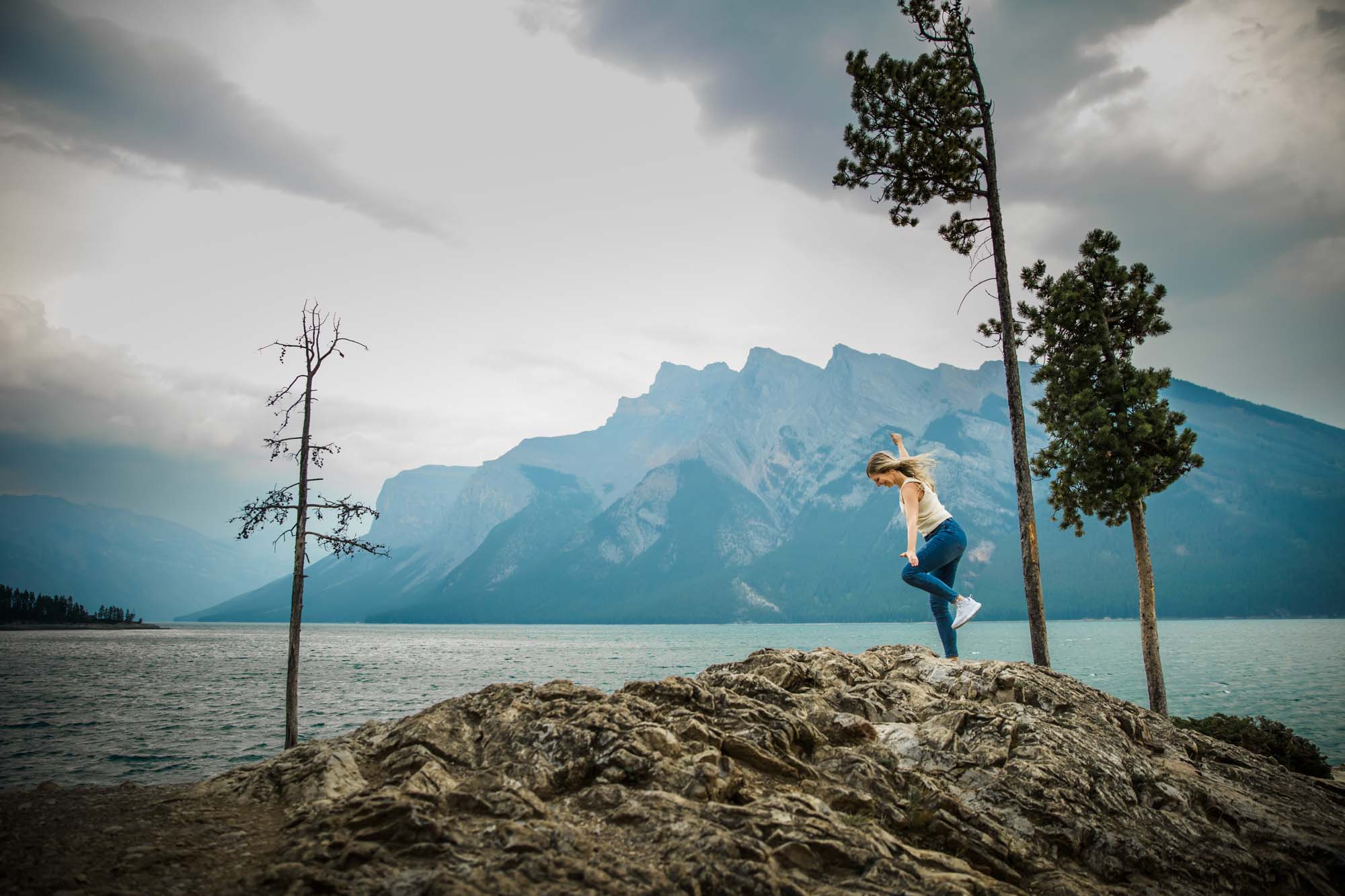 Calgary, Banff, Kananaskis Country personal branding photographer, headshots and brand photos for Fabienne Hansen, side hustle coach, during her solo trip to the Canadian Rockies in the moutains around Banff, Alberta, Canada