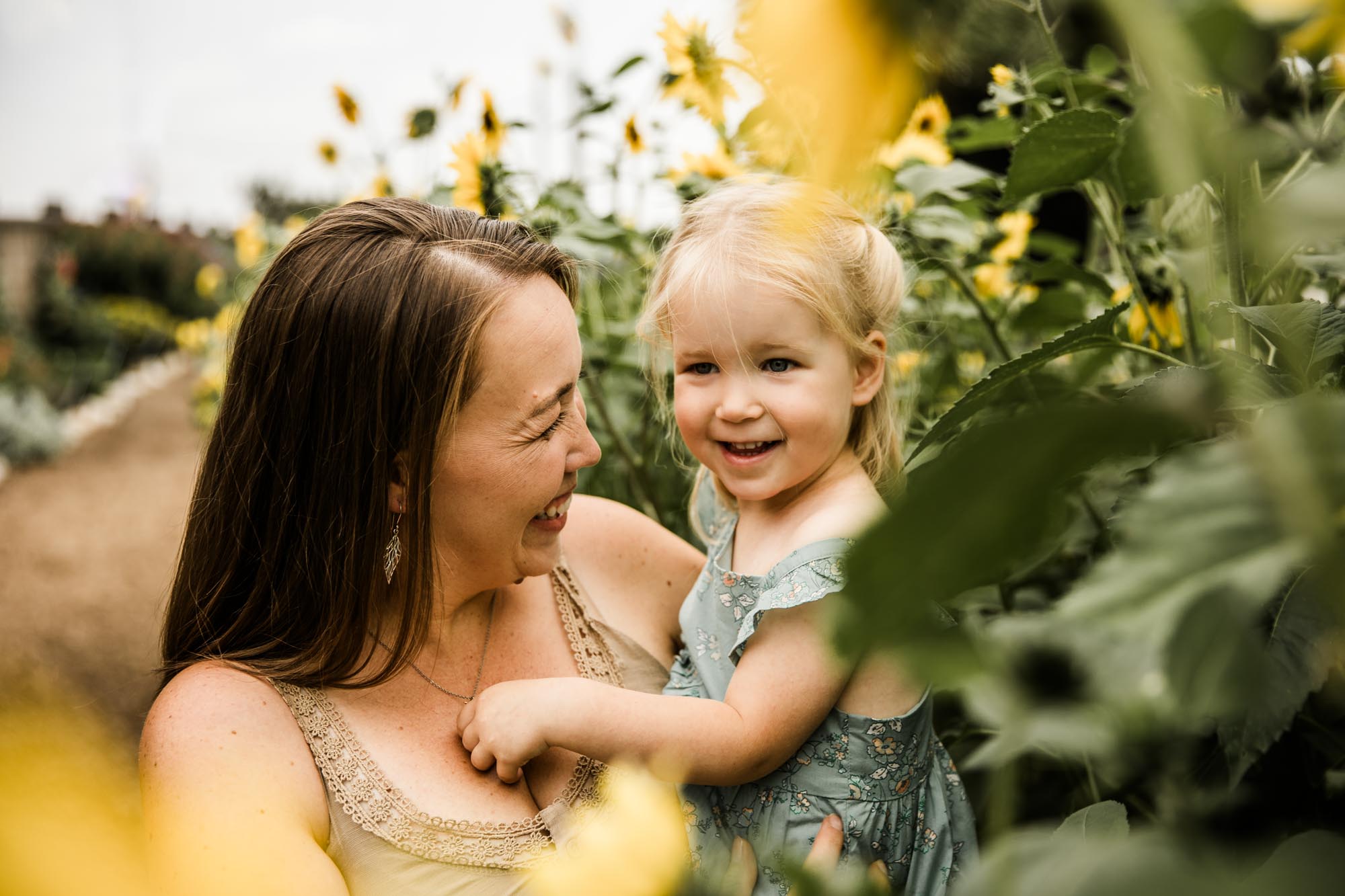 Calgary, Banff, Kananaskis family photographer, mini session at the Botanical Gardens of Silver Springs