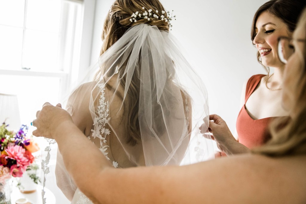 Calgary wedding photographer, restaurant wedding venue at the Deane House in Inglewood, summer garden wedding