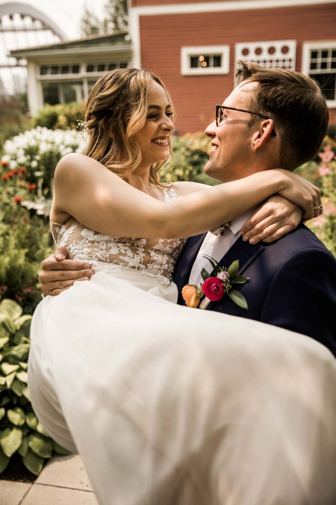 Calgary wedding photographer, restaurant wedding venue at the Deane House in Inglewood, summer garden wedding