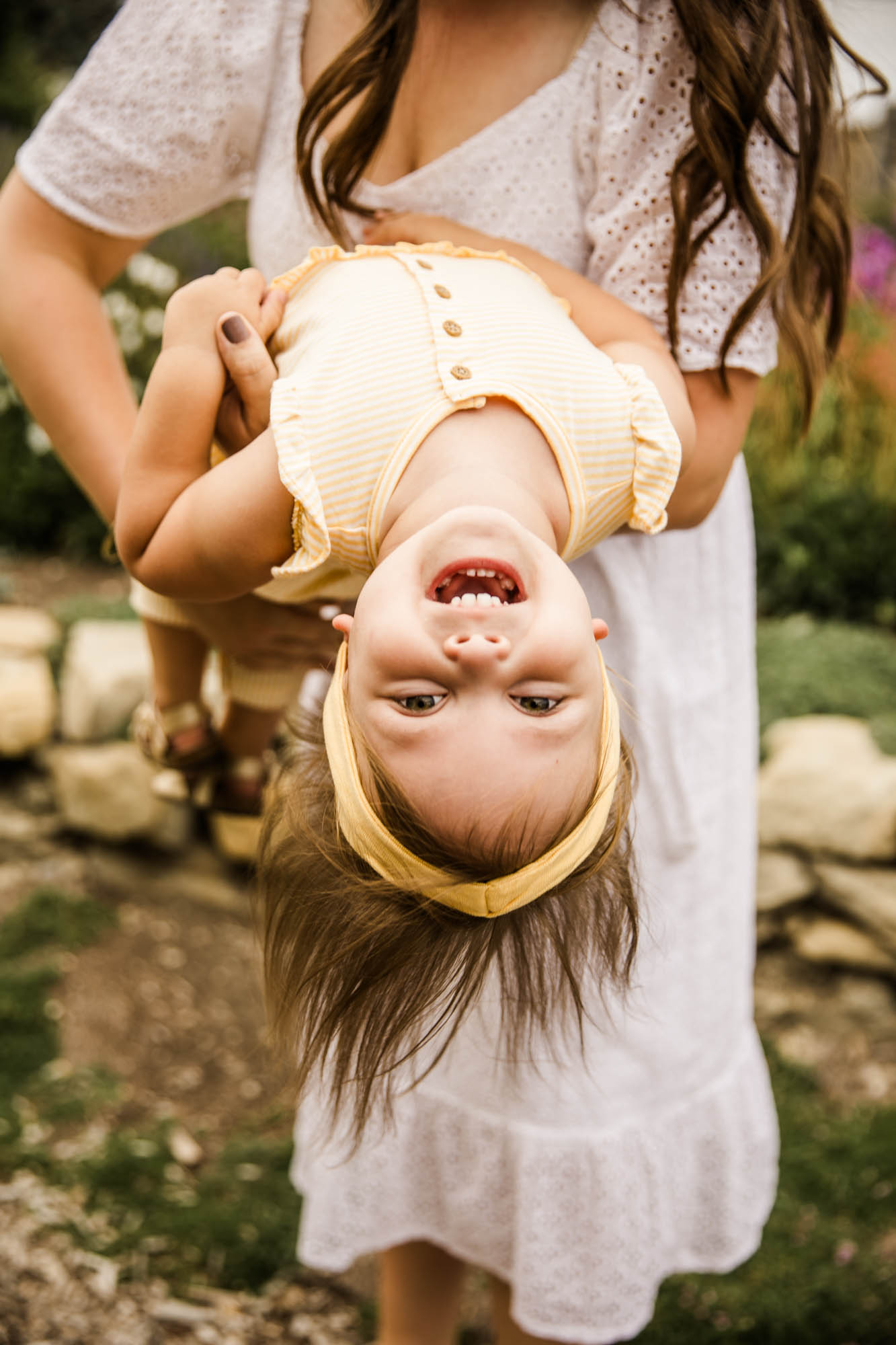 Calgary, Banff, Kananaskis Country lifestyle family photographer, natural and candid photos of a family at the Botanical Gardens of Silver Springs